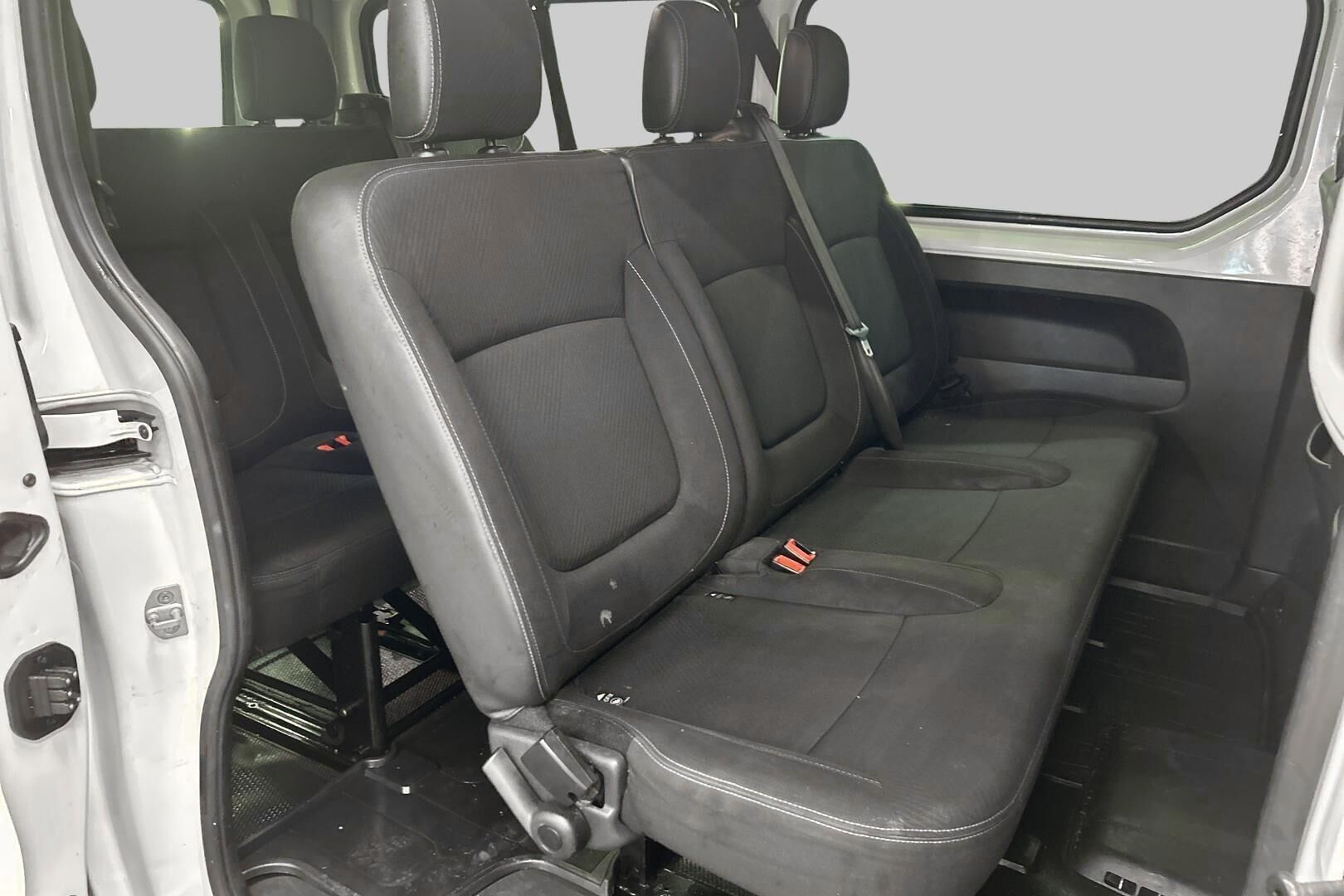 Nissan NV300 iso kuva 10