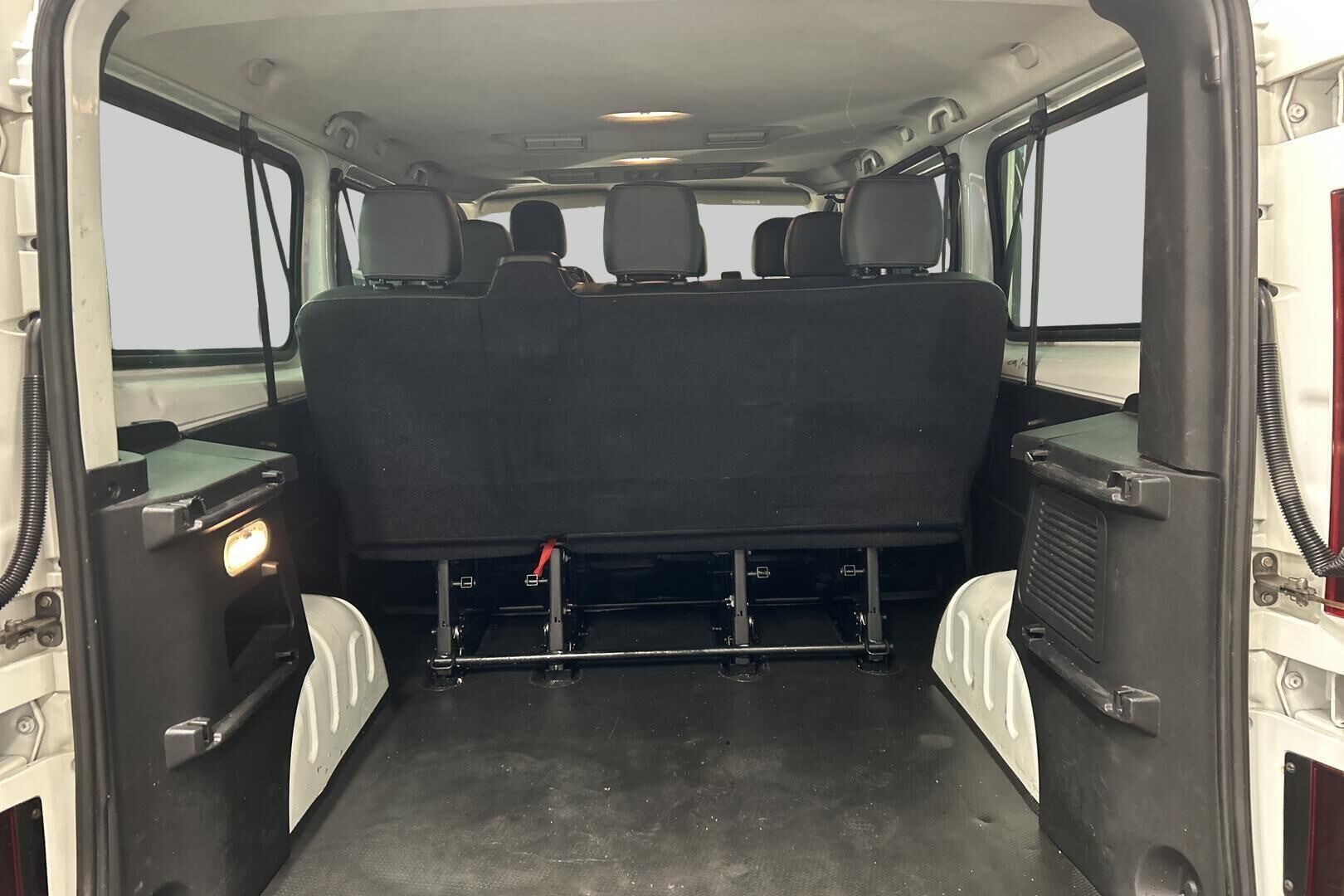 Nissan NV300 iso kuva 12