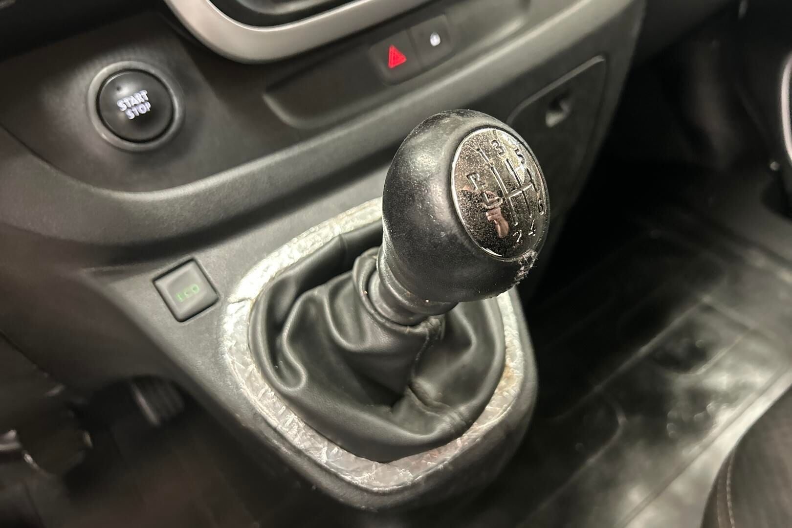 Nissan NV300 iso kuva 22