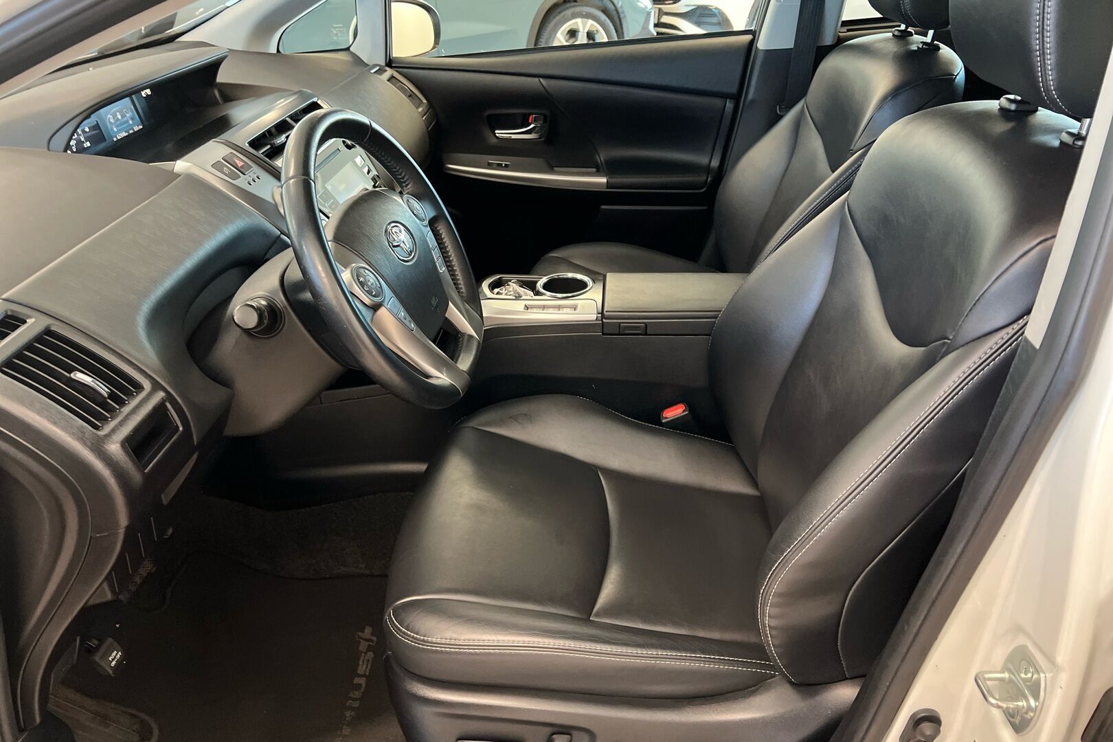 Toyota Prius+ iso kuva 8