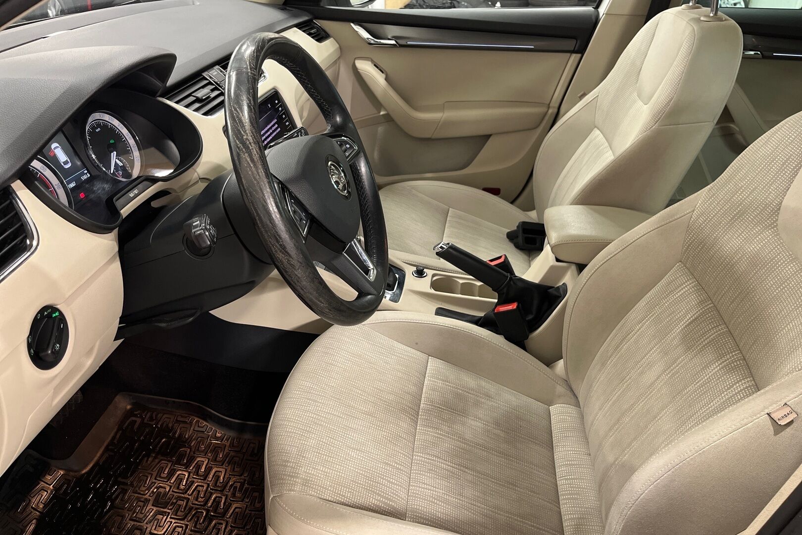 Skoda Octavia iso kuva 7