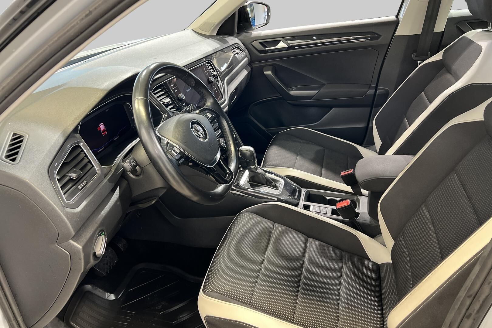 Volkswagen T-Roc iso kuva 5
