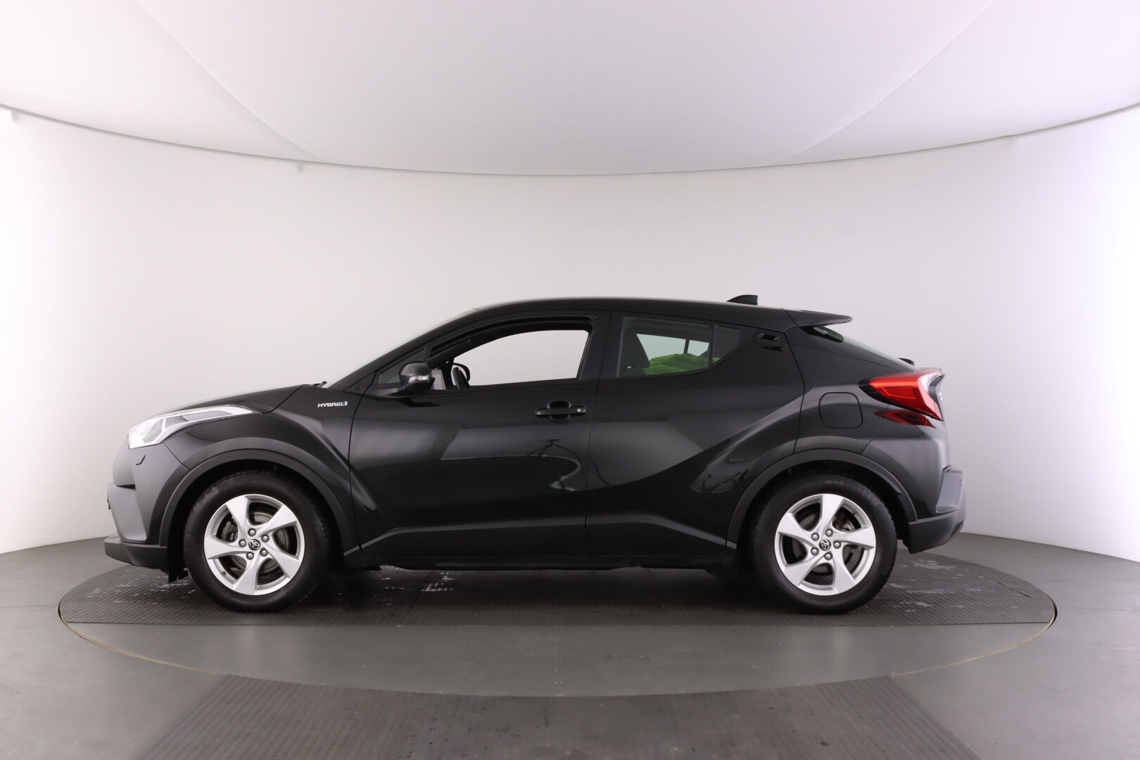 Toyota C-HR iso kuva 7