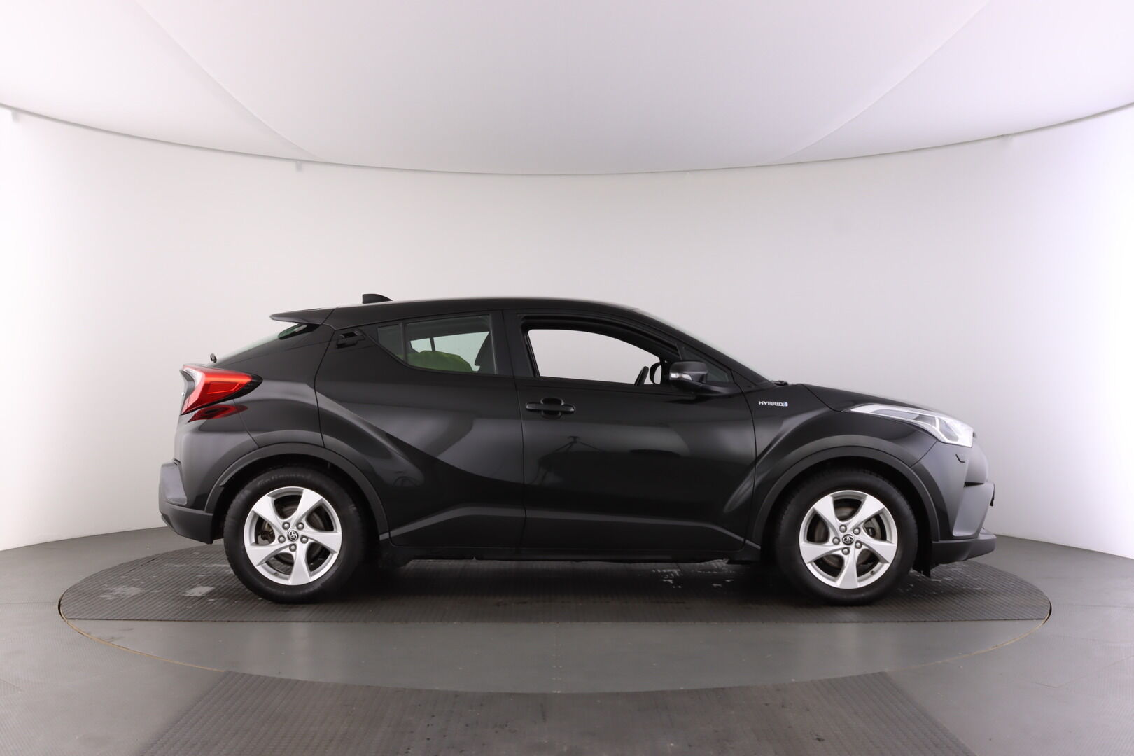 Toyota C-HR iso kuva 9