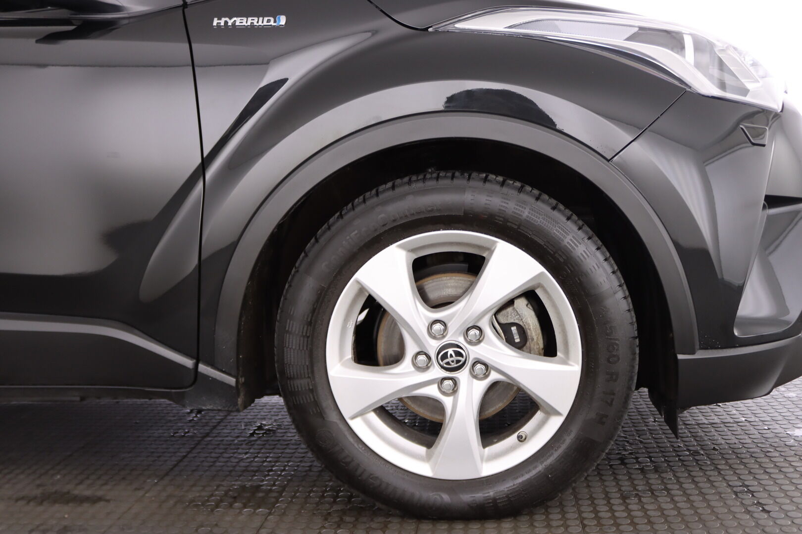 Toyota C-HR iso kuva 10