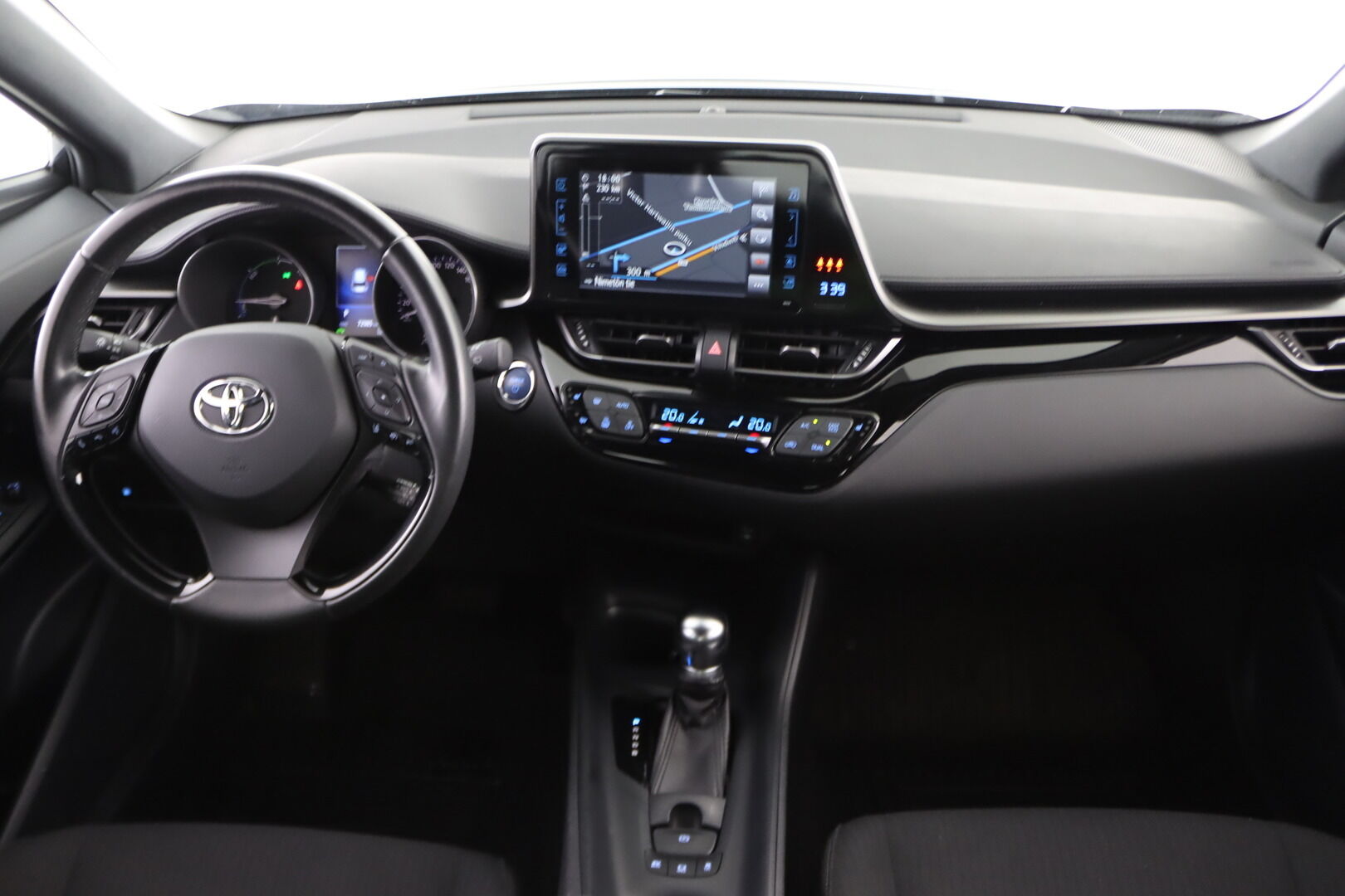 Toyota C-HR iso kuva 4