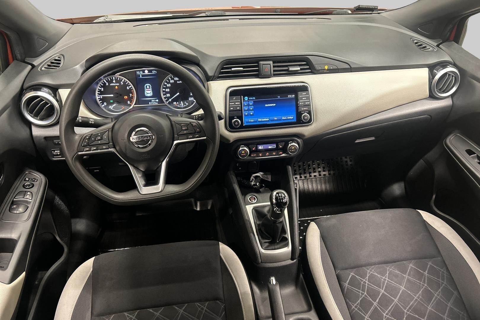 Nissan Micra iso kuva 10