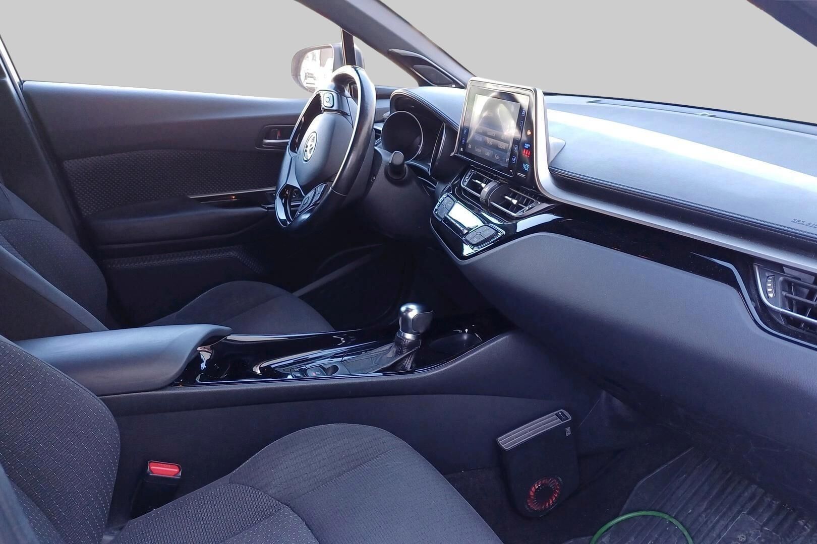 Toyota C-HR iso kuva 3