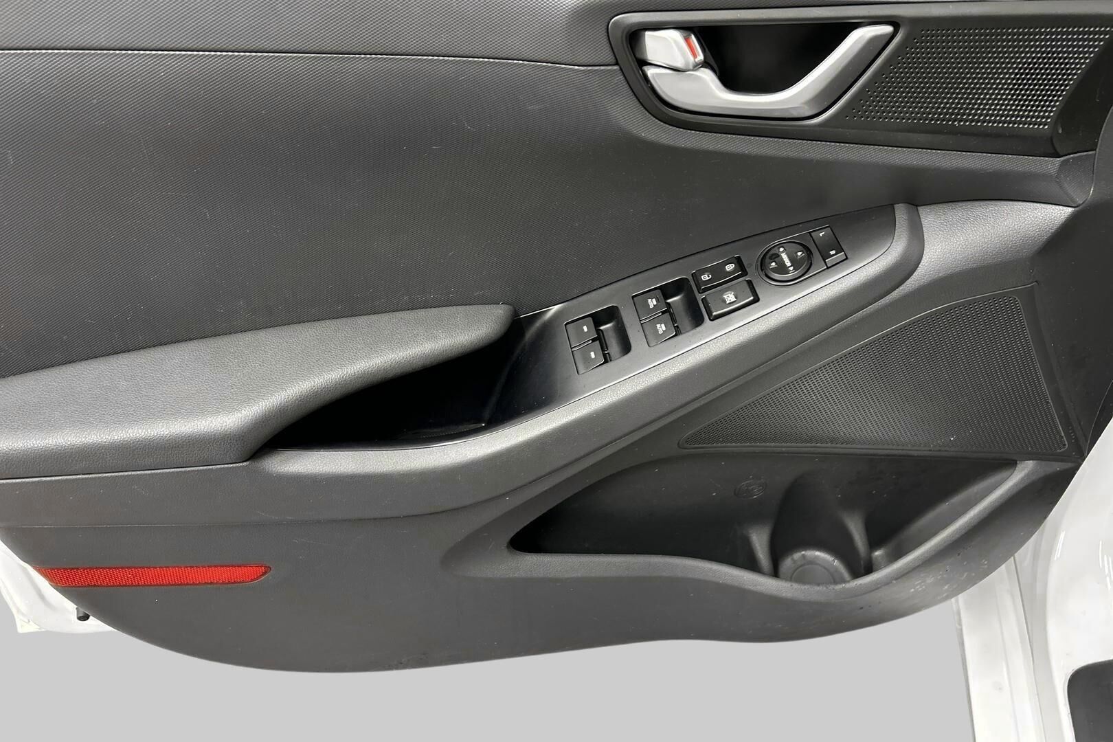 Hyundai IONIQ hybrid iso kuva 14