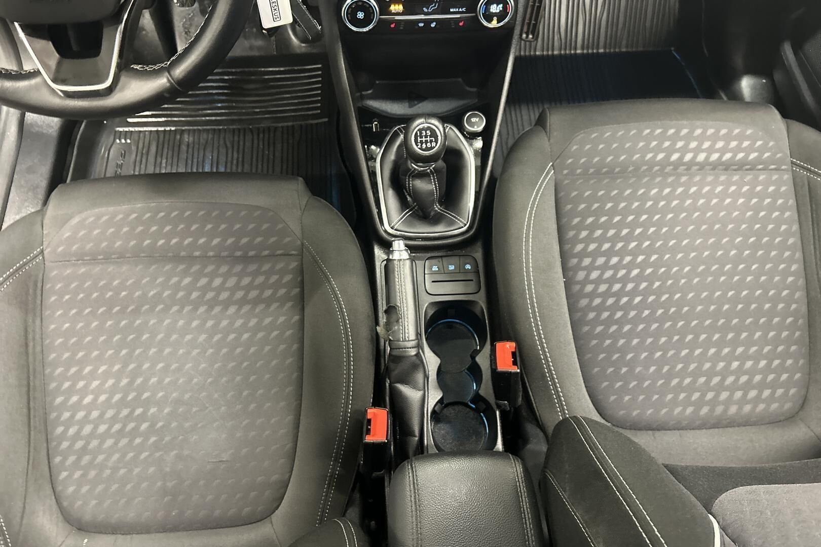 Ford Fiesta iso kuva 24