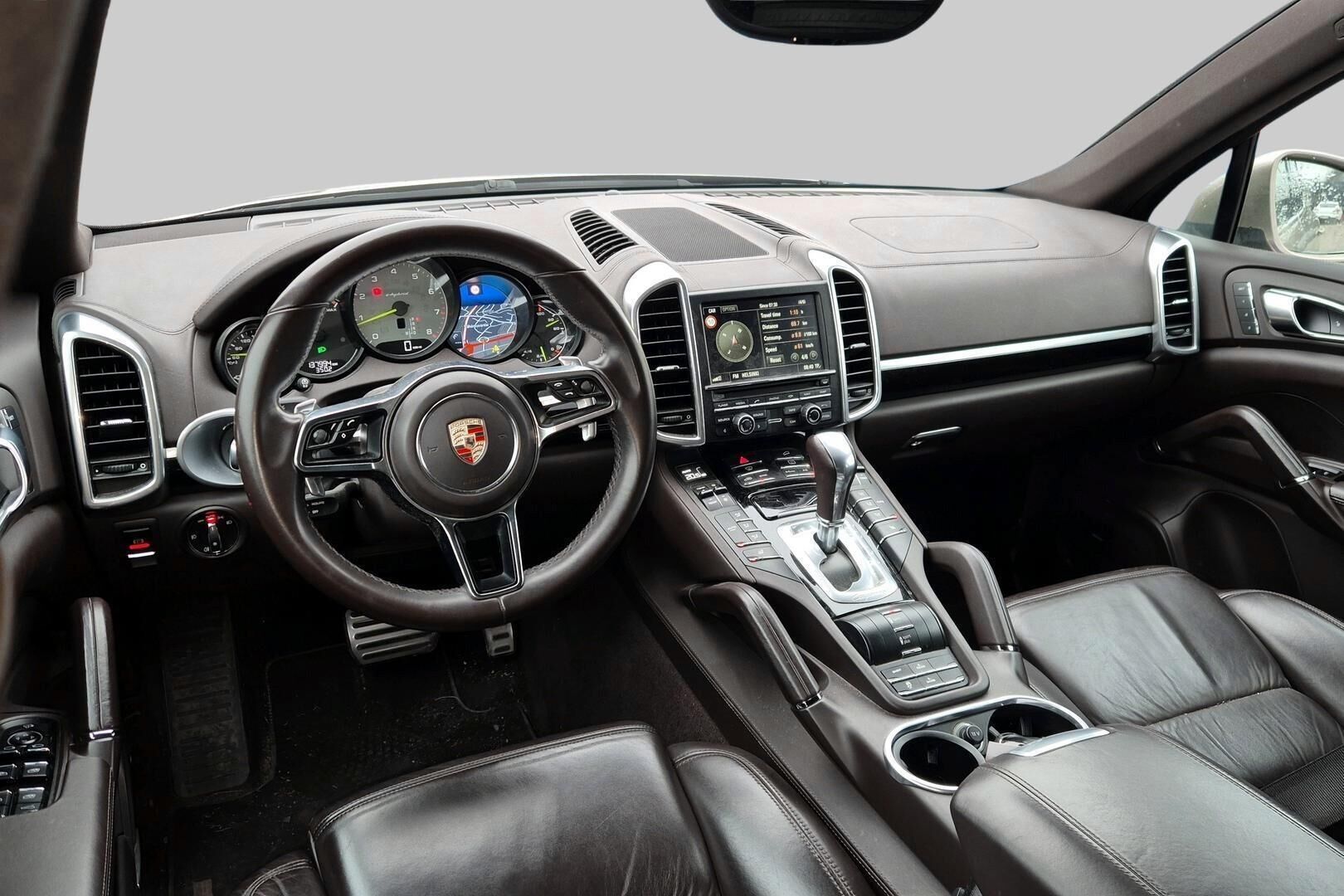Porsche Cayenne iso kuva 2
