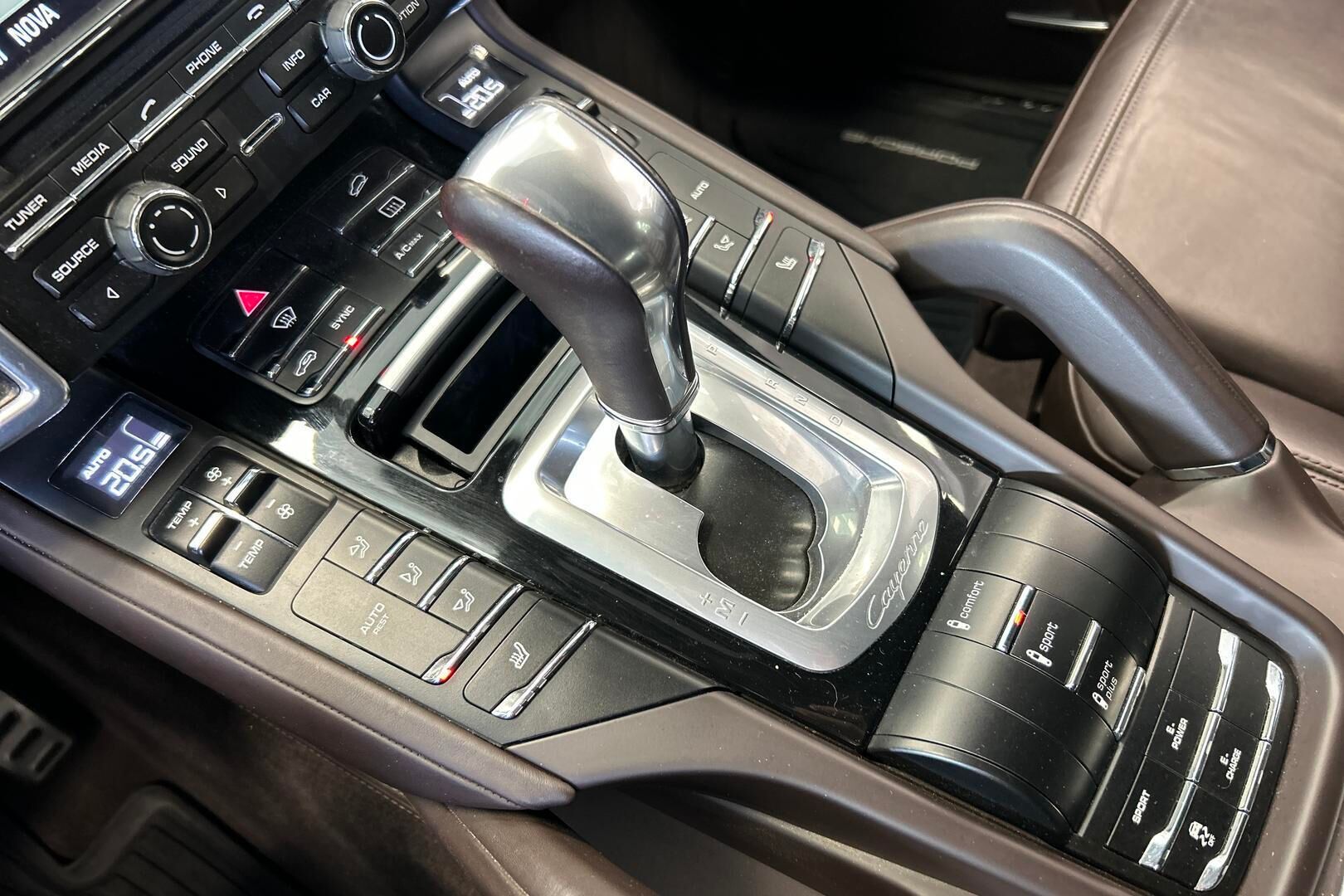 Porsche Cayenne iso kuva 16
