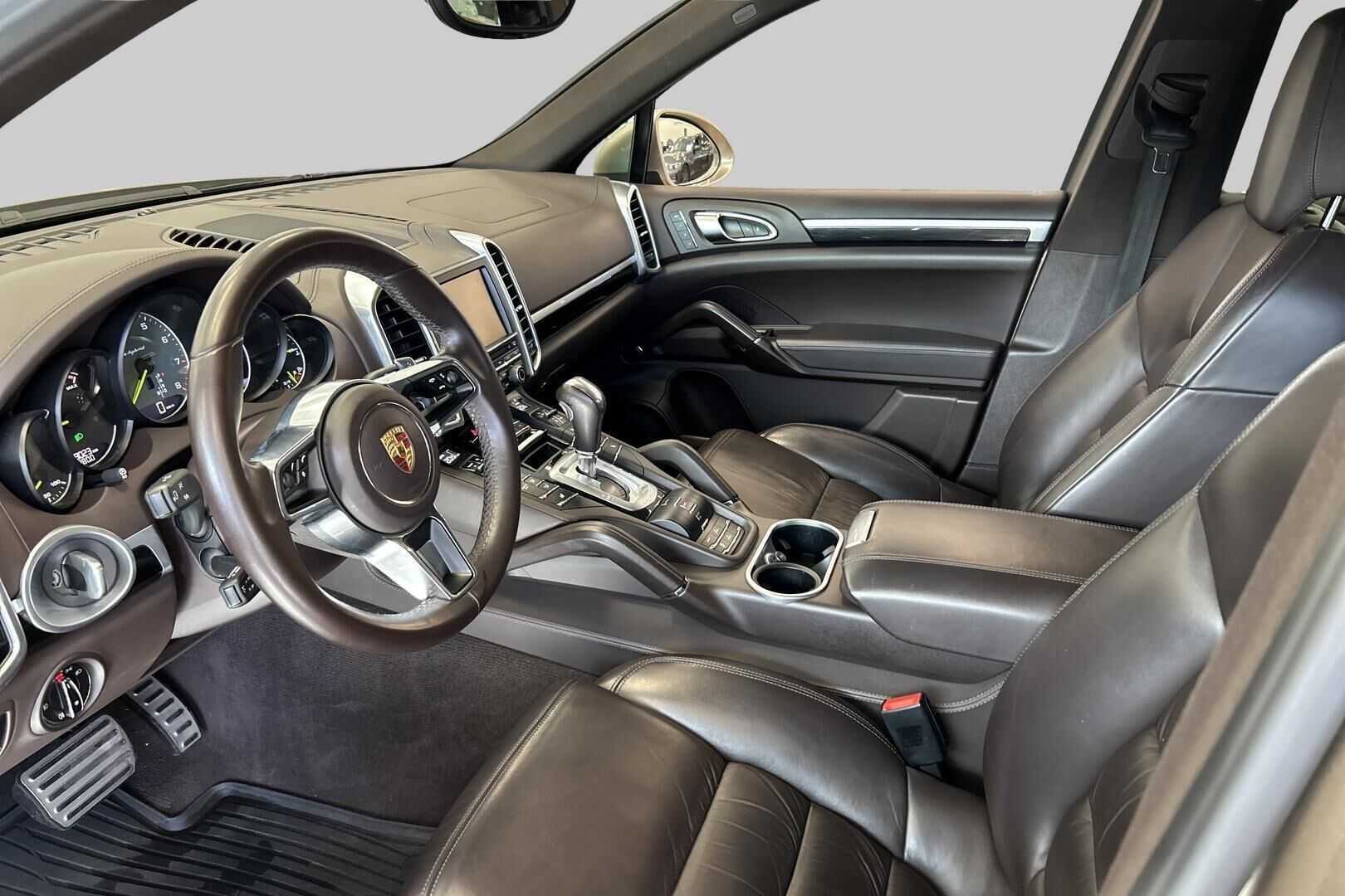 Porsche Cayenne iso kuva 5