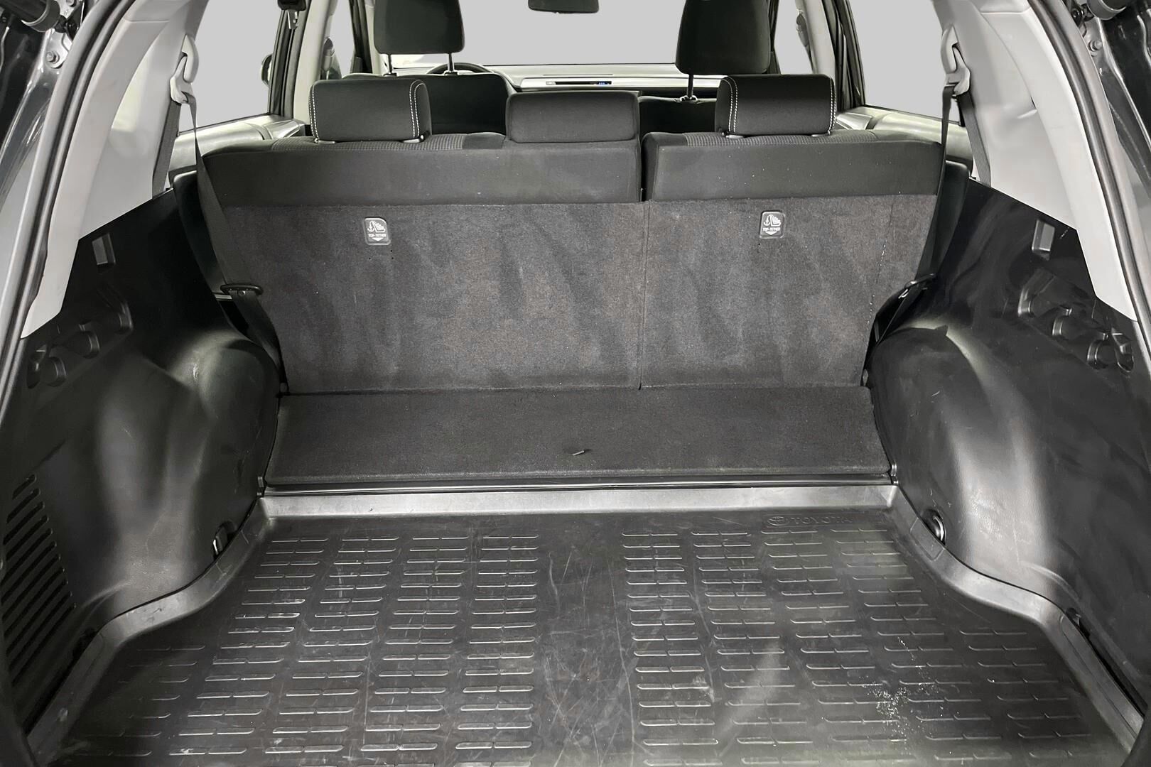 Toyota RAV4 iso kuva 11