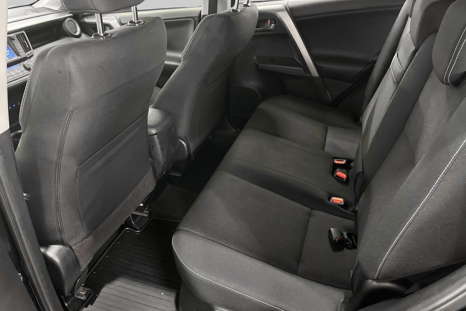 Toyota RAV4 iso kuva 9