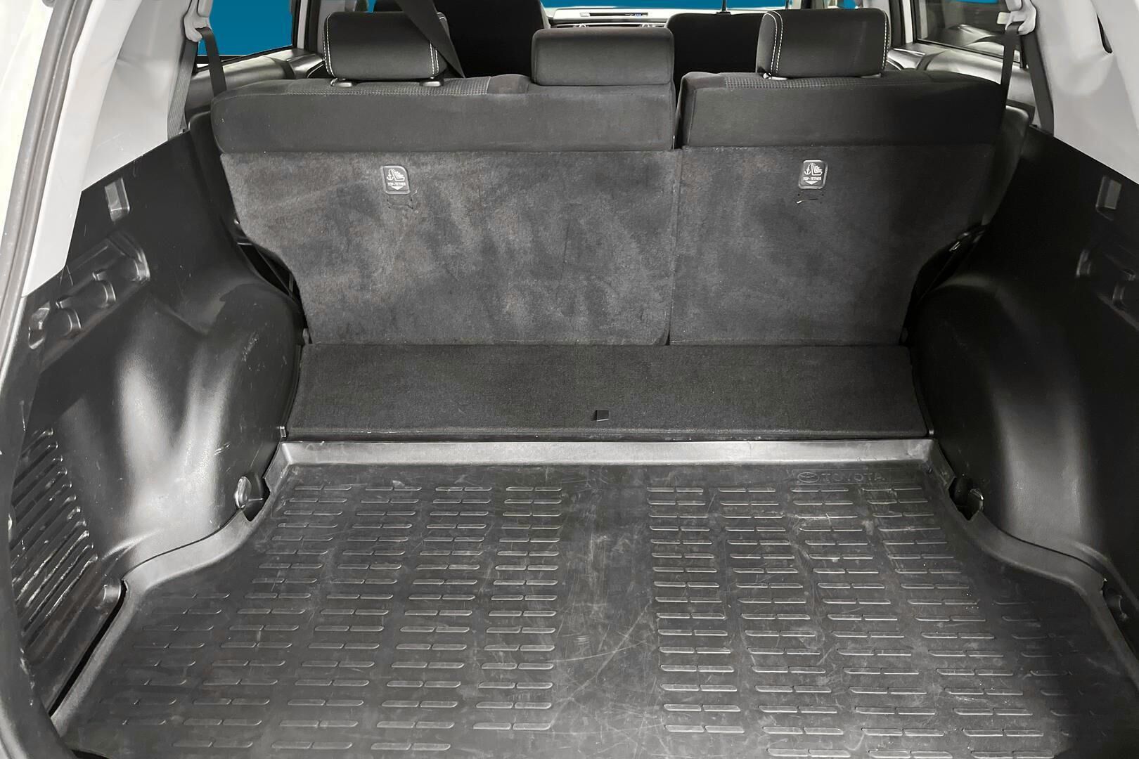 Toyota RAV4 iso kuva 11