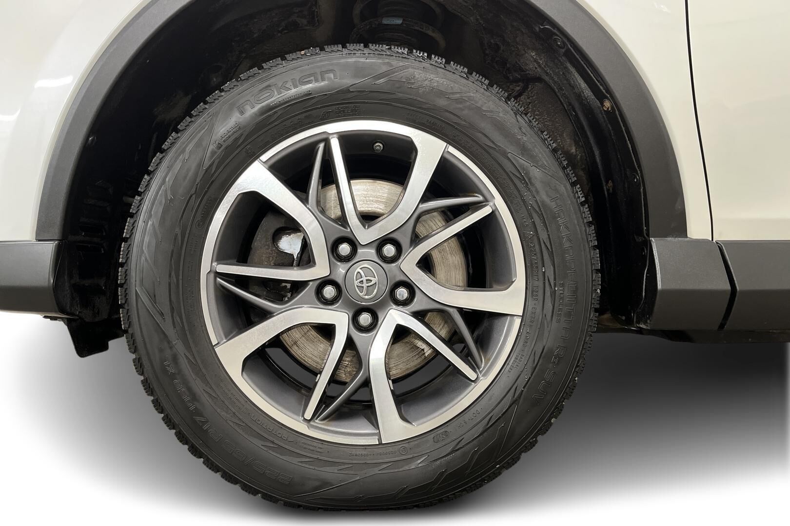 Toyota RAV4 iso kuva 14