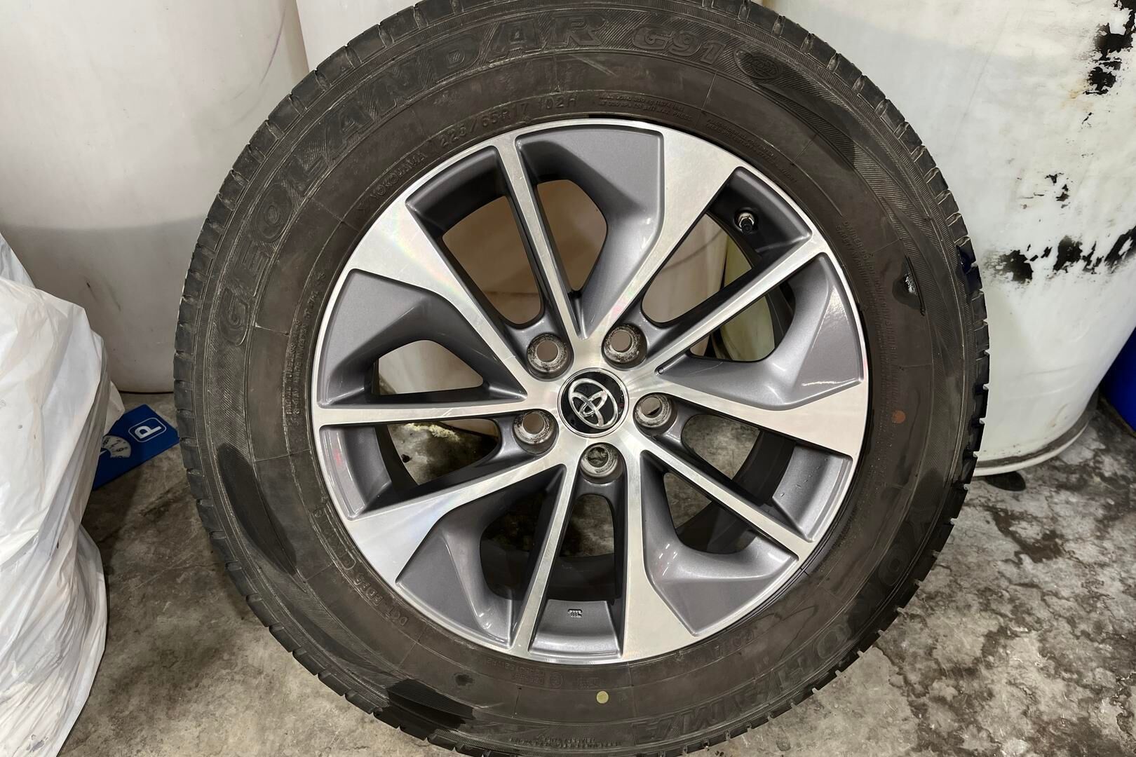 Toyota RAV4 iso kuva 12