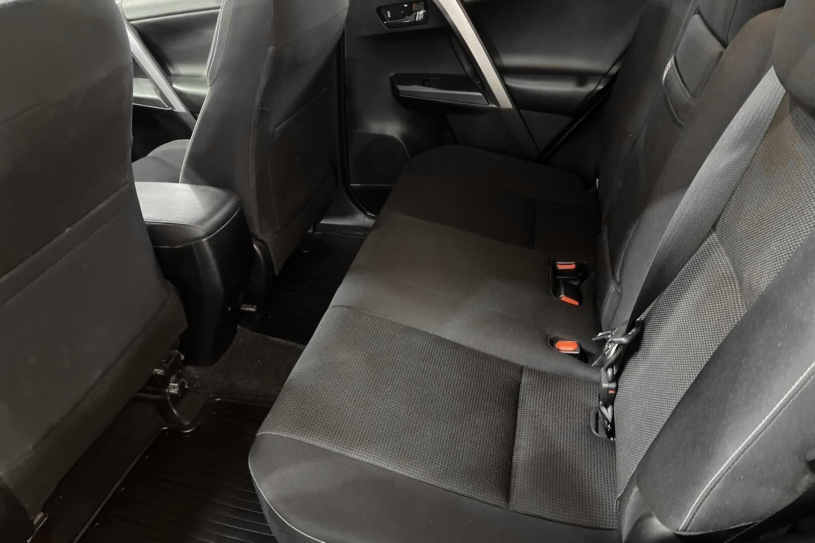 Toyota RAV4 iso kuva 9