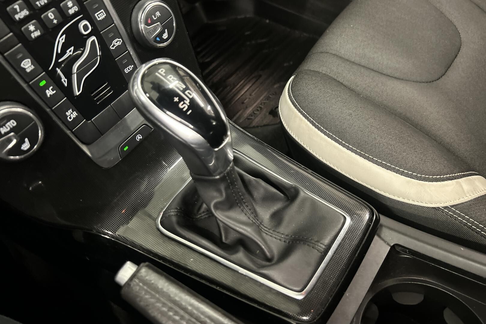 Volvo V40 iso kuva 17