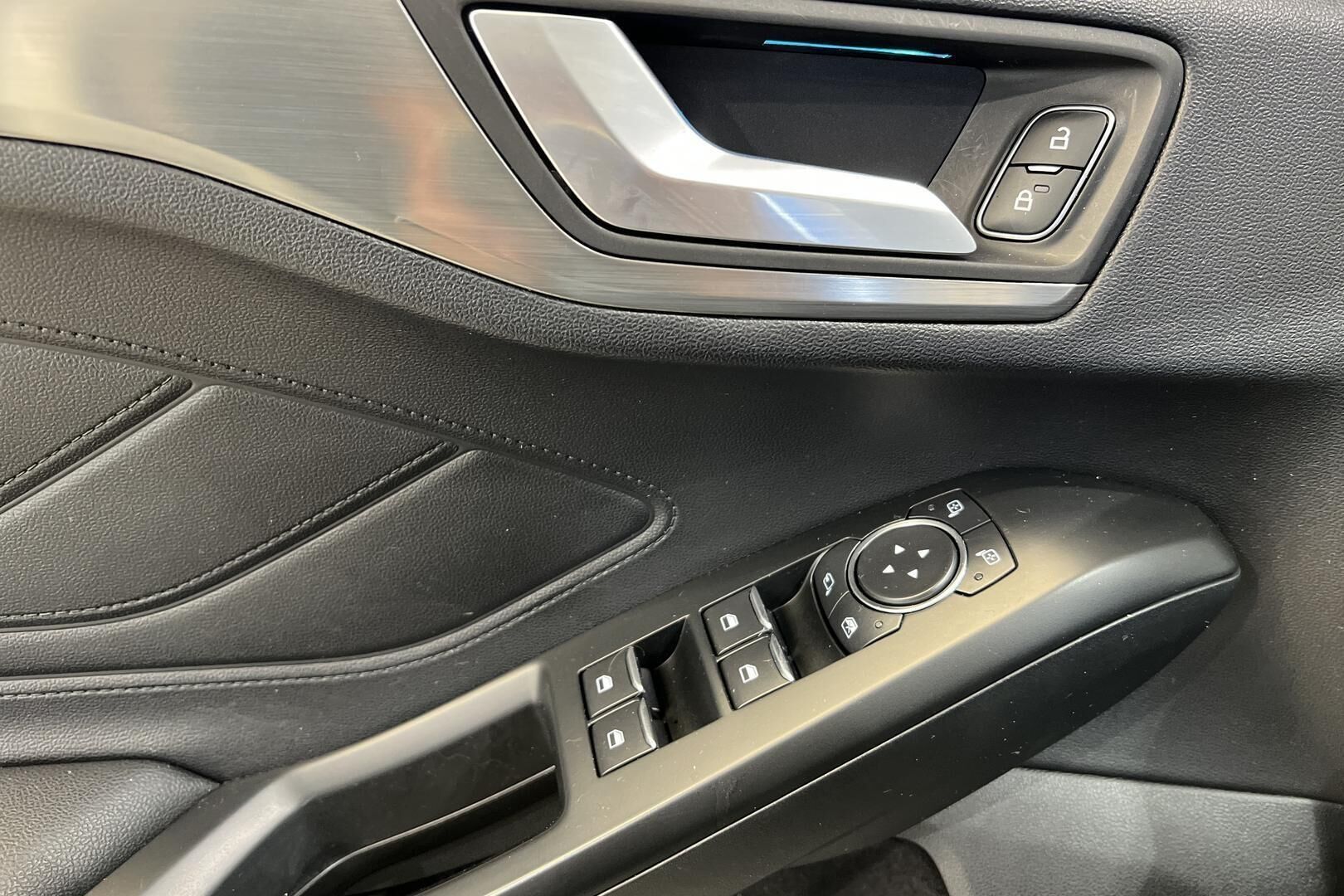 Ford Focus iso kuva 24