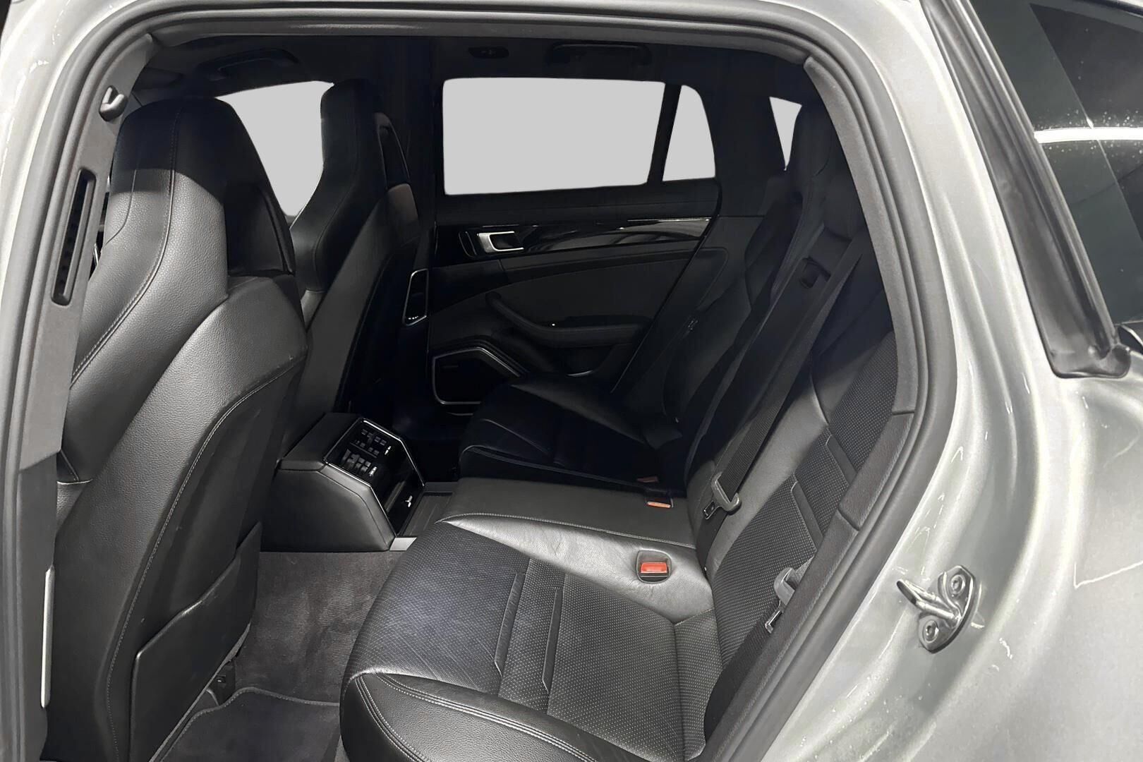 Porsche Panamera iso kuva 25