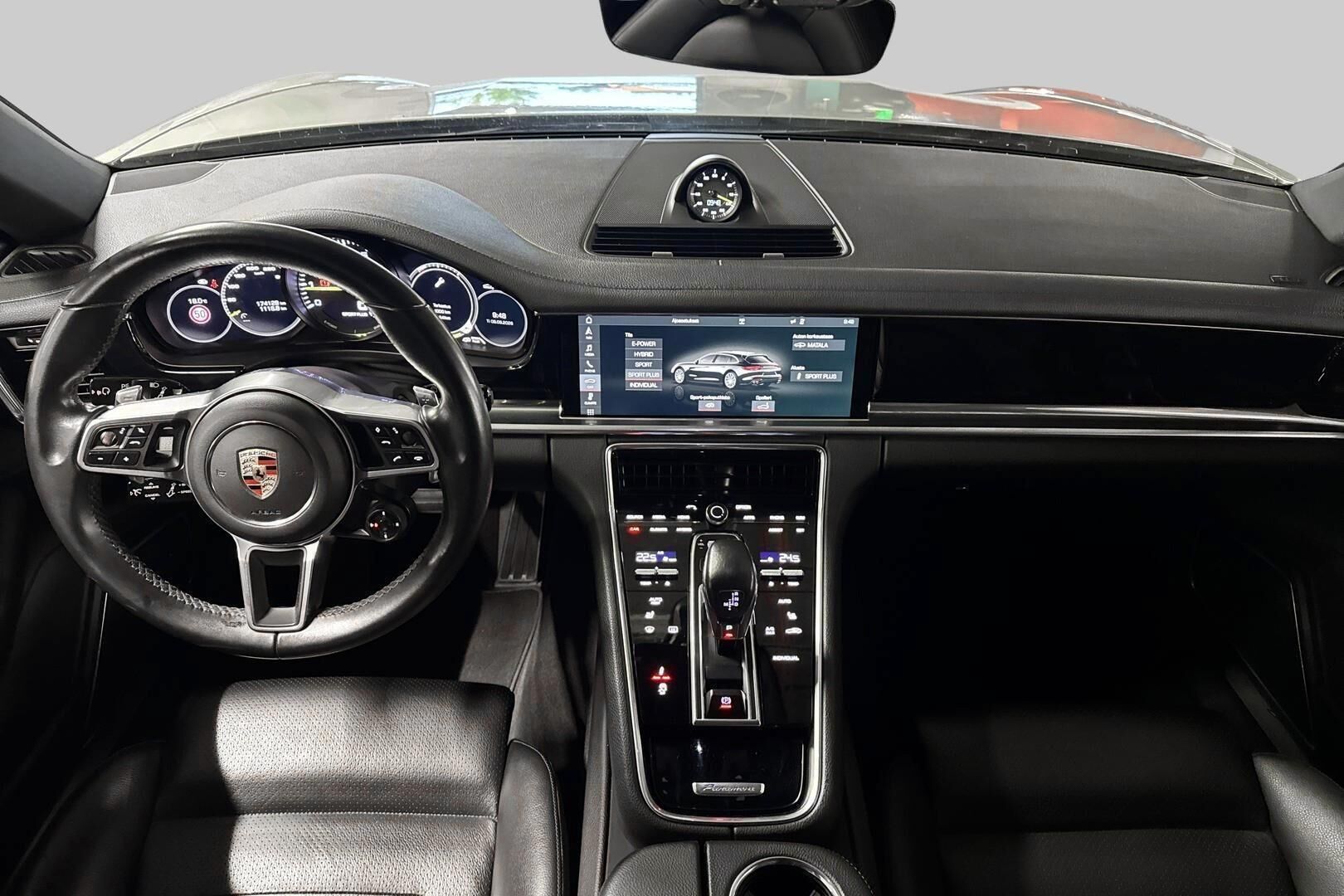 Porsche Panamera iso kuva 26
