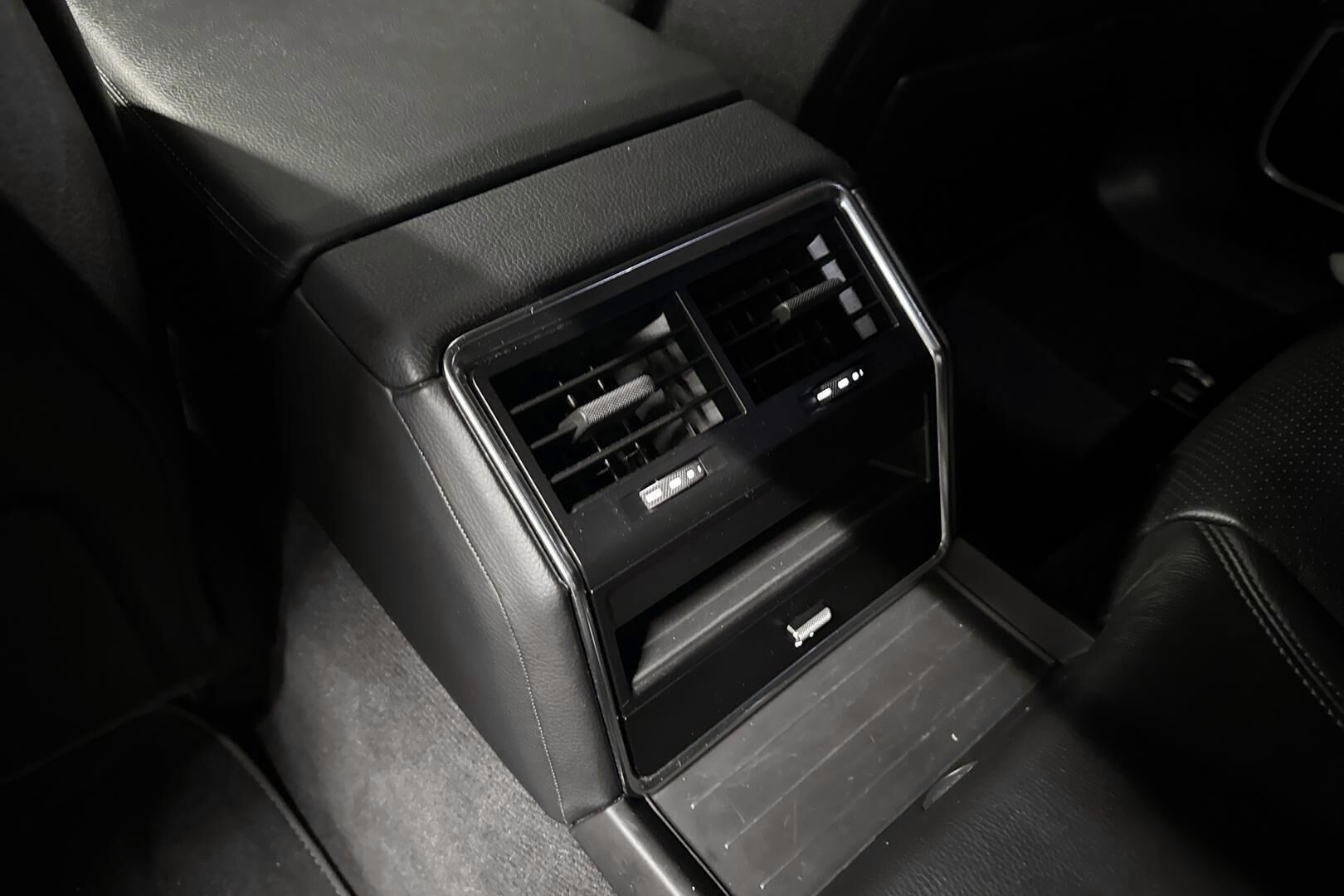 Porsche Panamera iso kuva 8