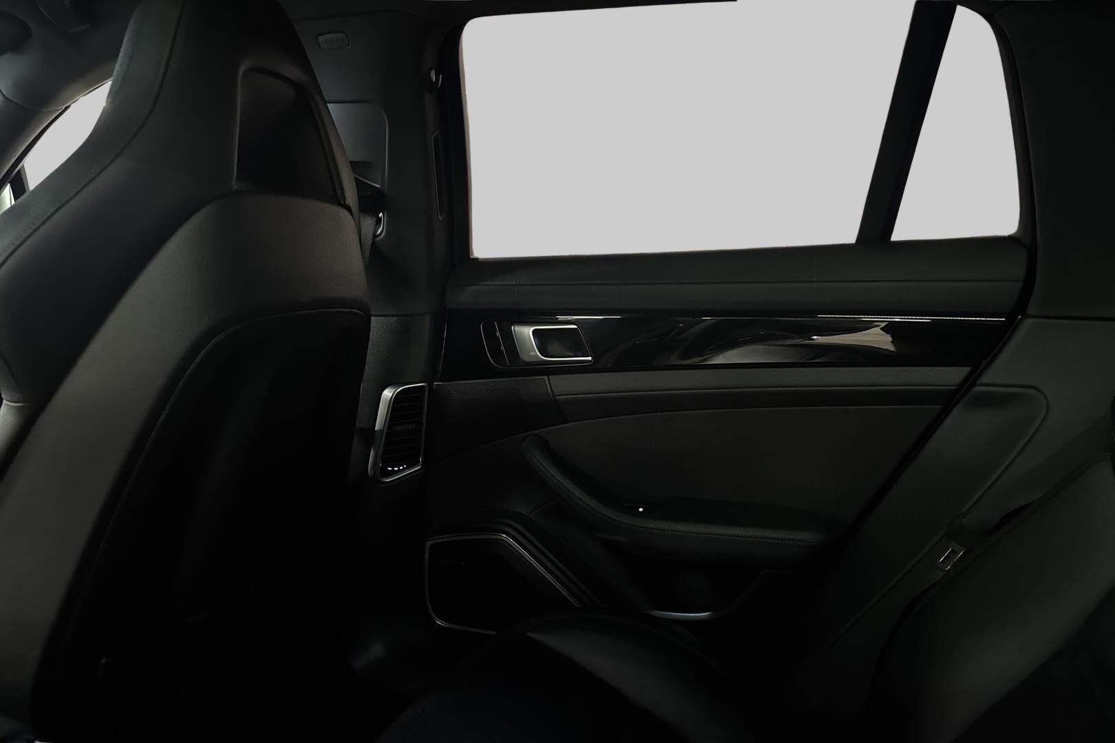Porsche Panamera iso kuva 9