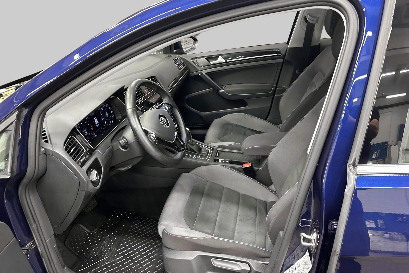 Volkswagen Golf iso kuva 9