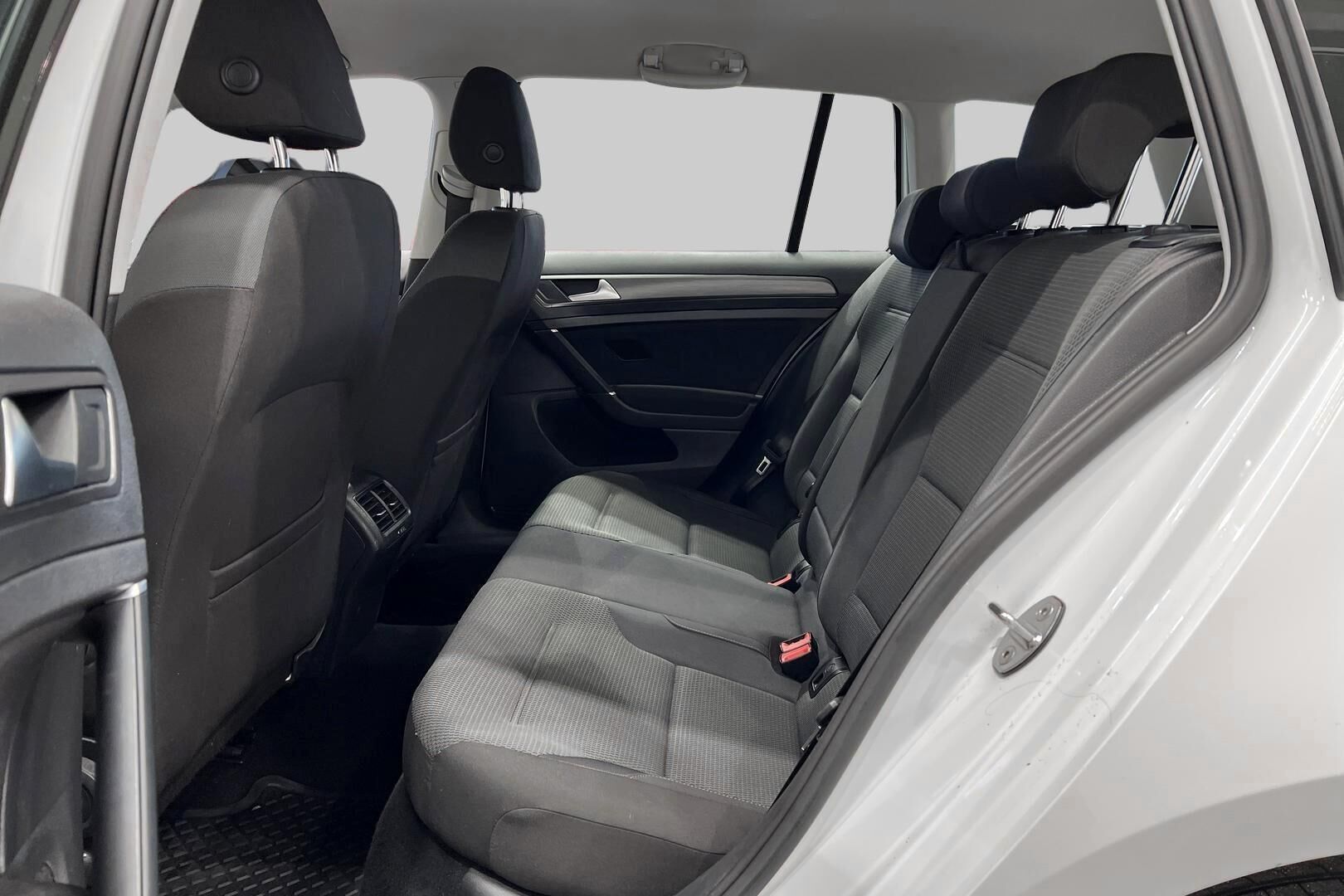 Volkswagen Golf iso kuva 8