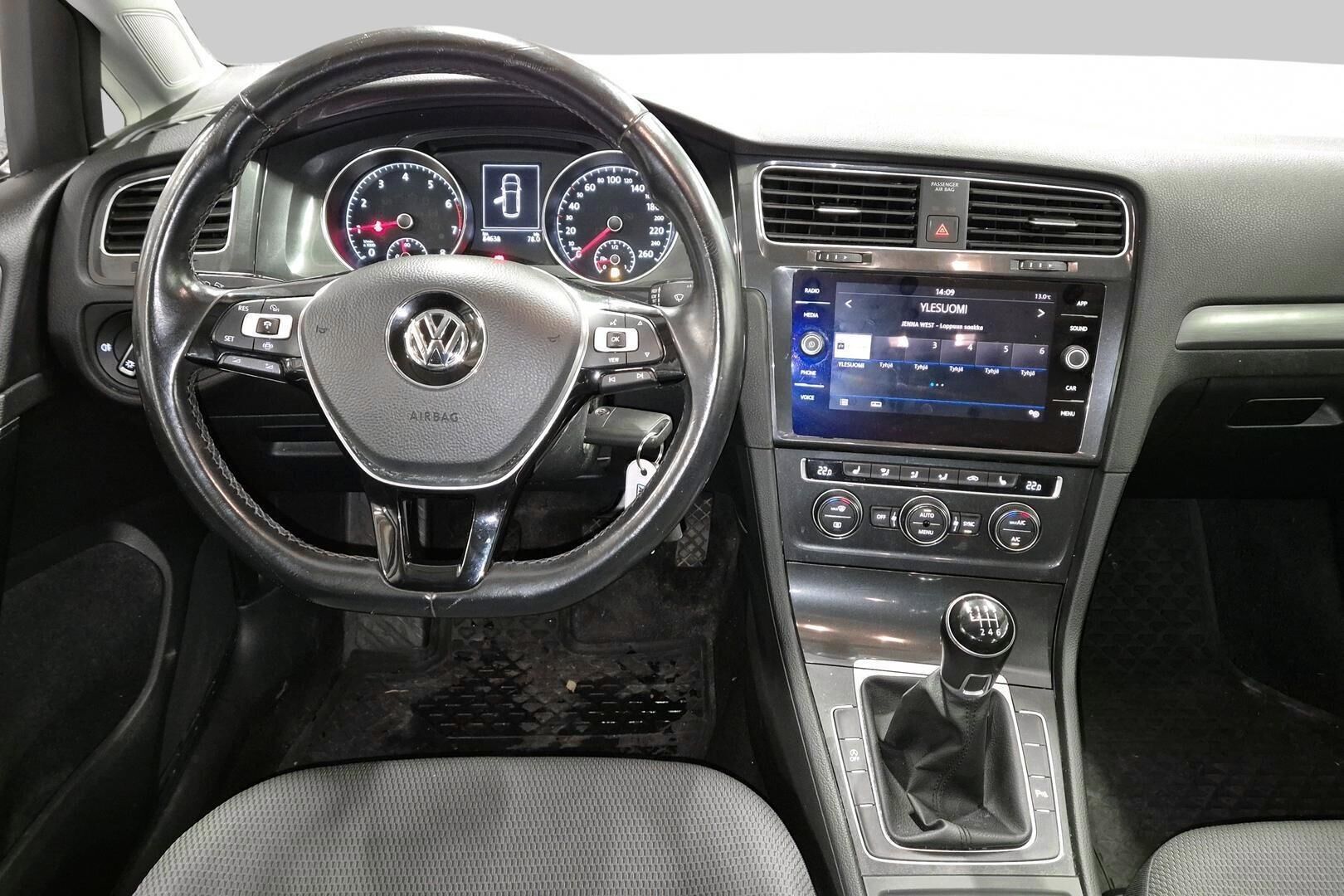 Volkswagen Golf iso kuva 2