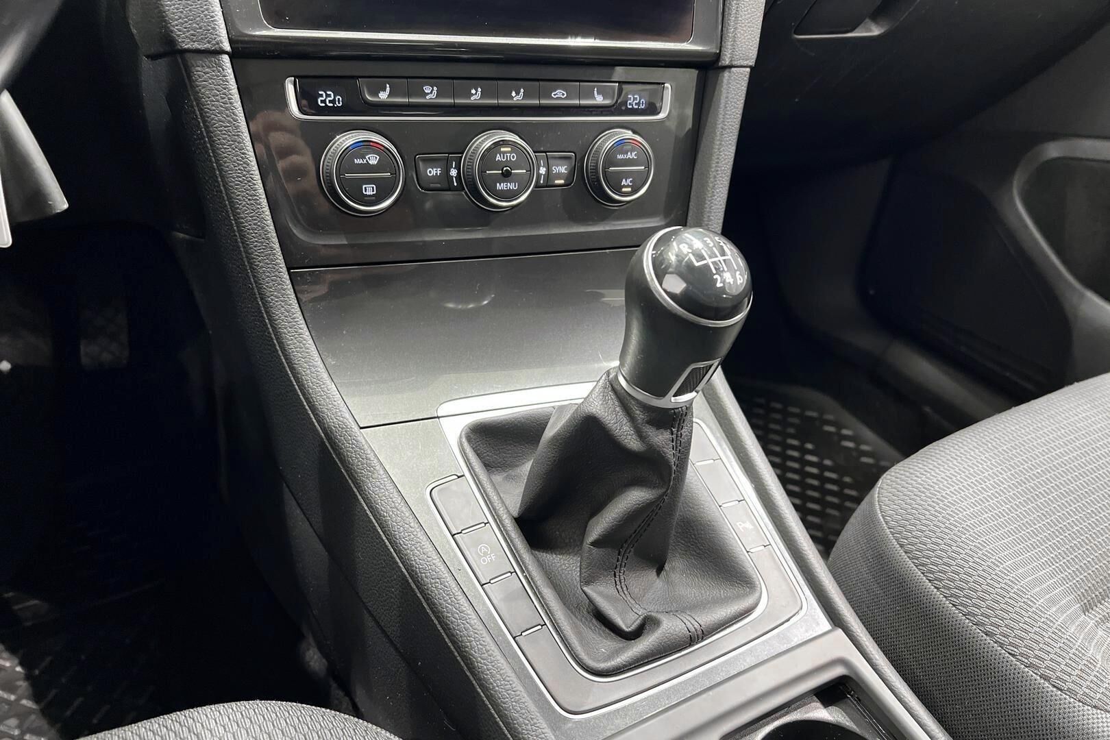 Volkswagen Golf iso kuva 18
