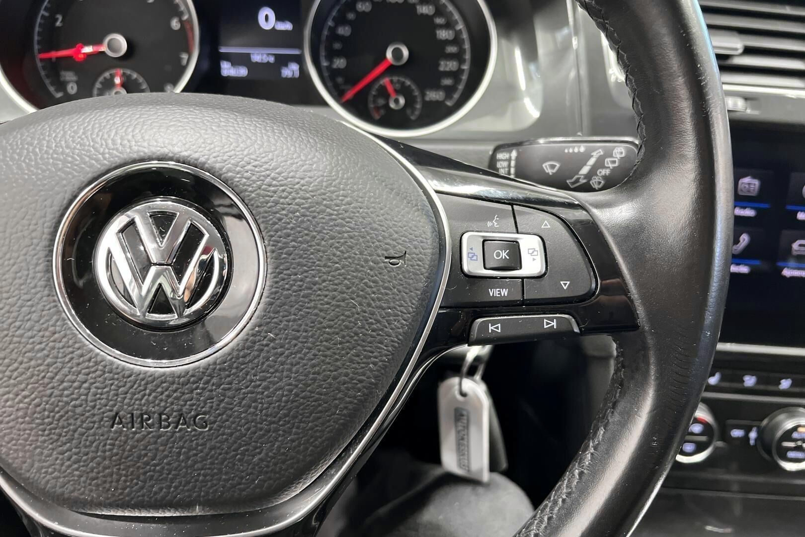 Volkswagen Golf iso kuva 32