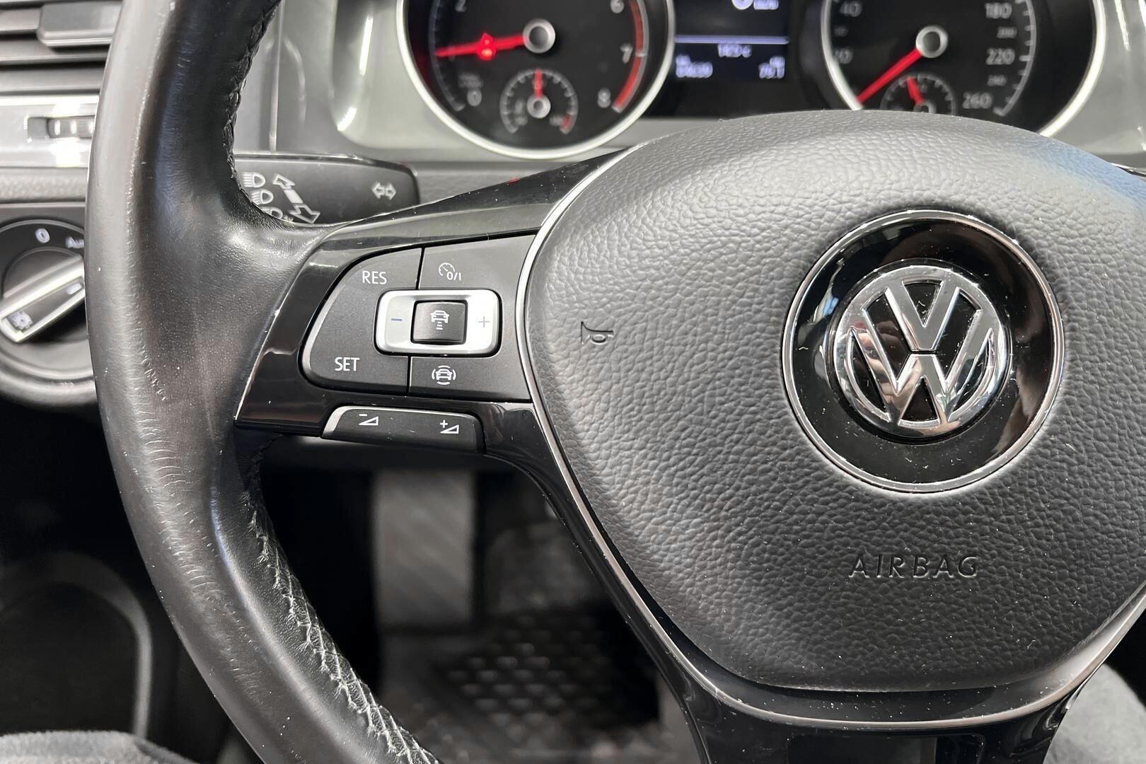 Volkswagen Golf iso kuva 21