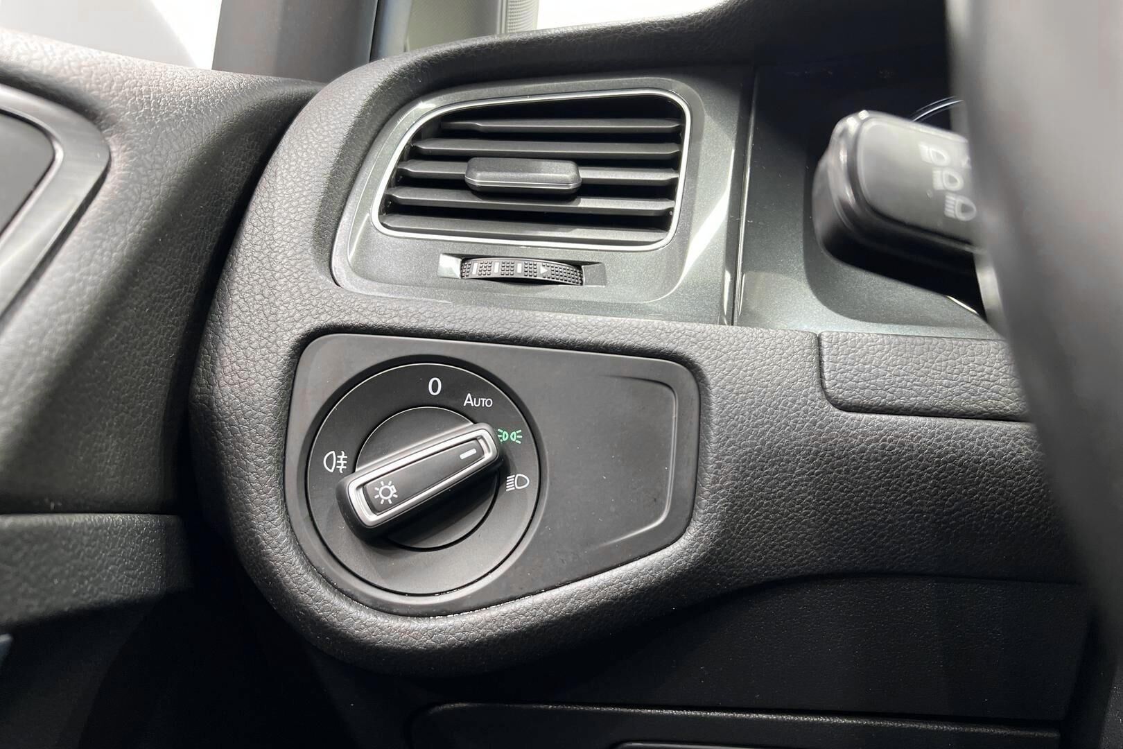 Volkswagen Golf iso kuva 22