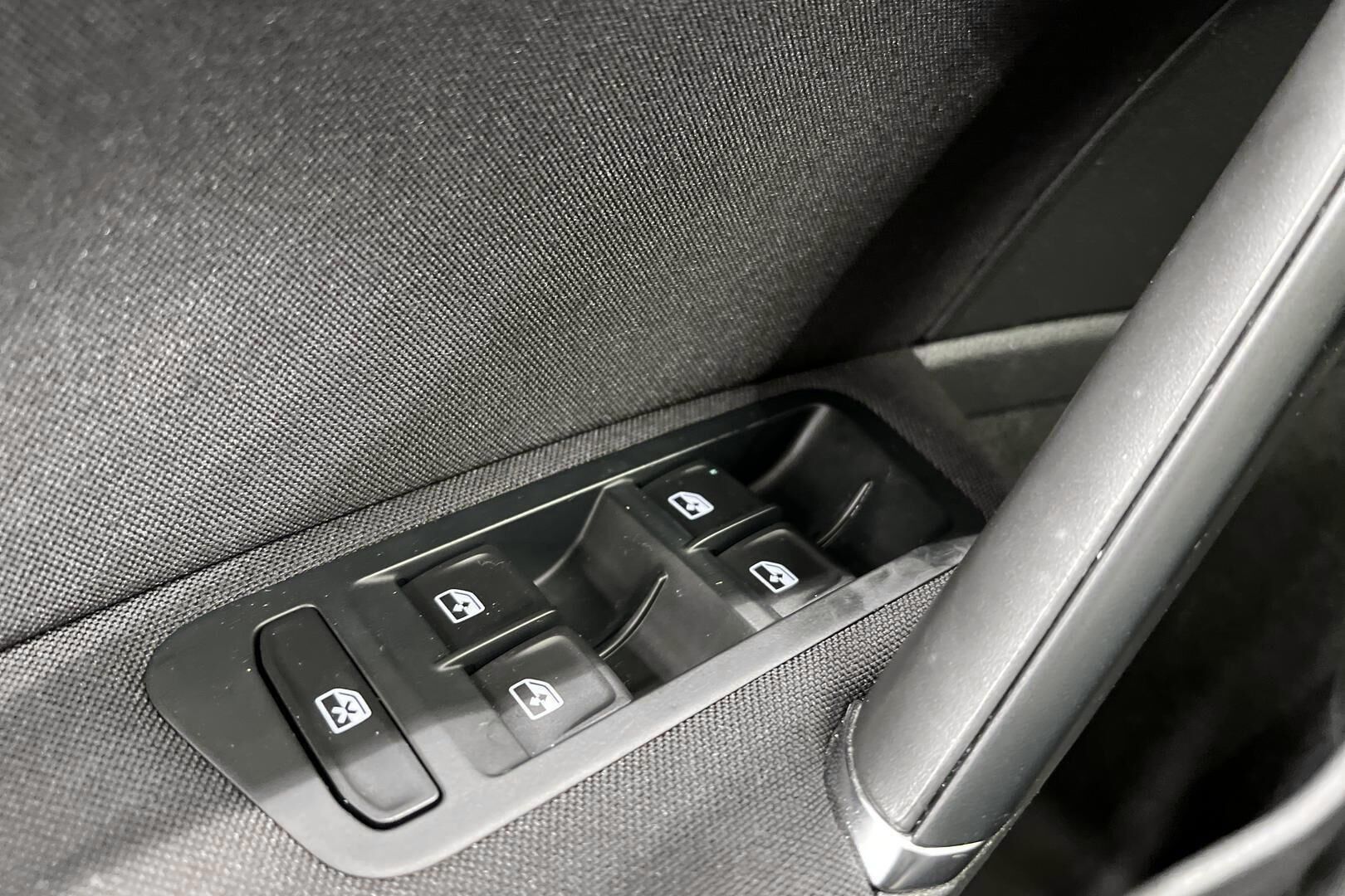 Volkswagen Golf iso kuva 24