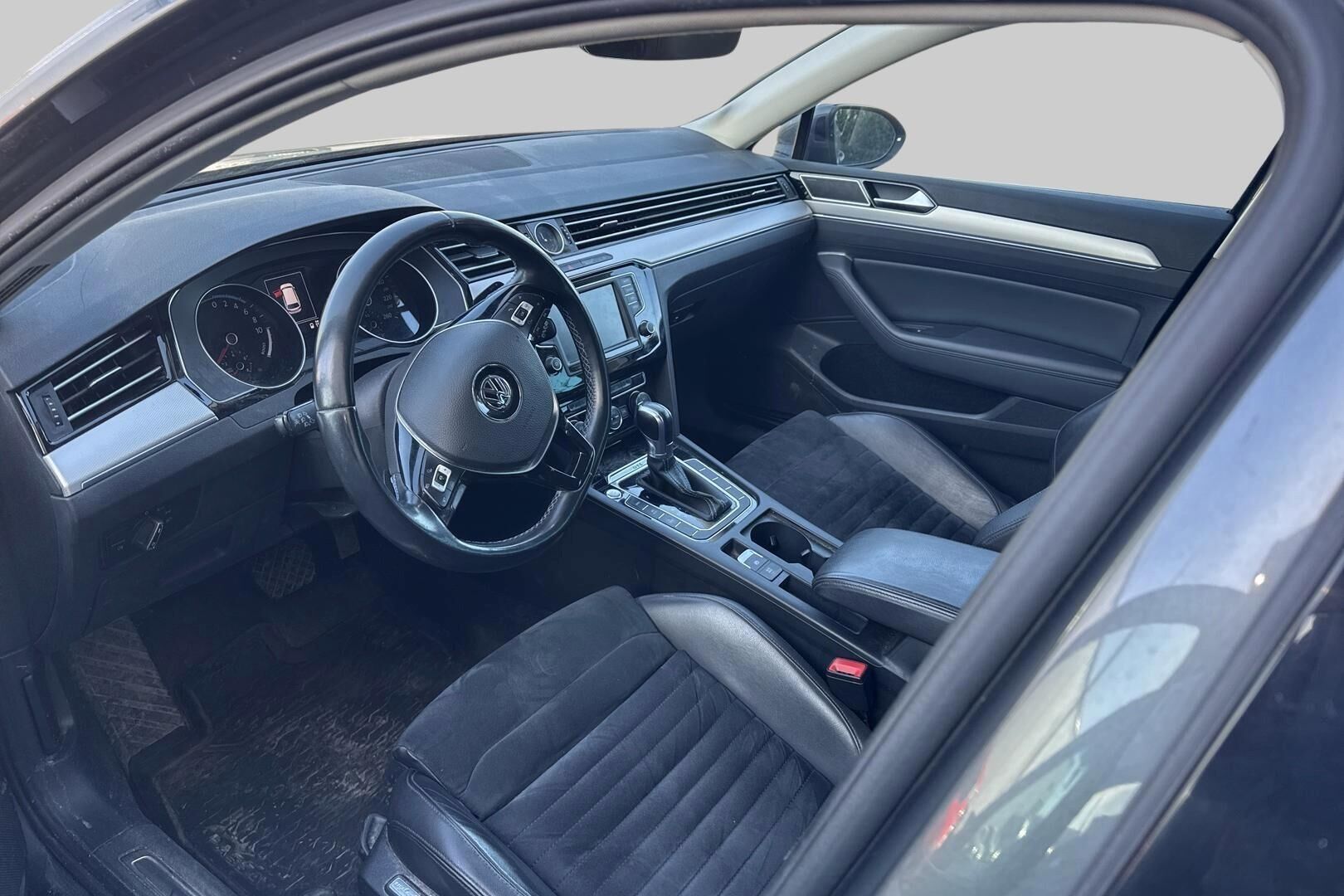 Volkswagen Passat iso kuva 2