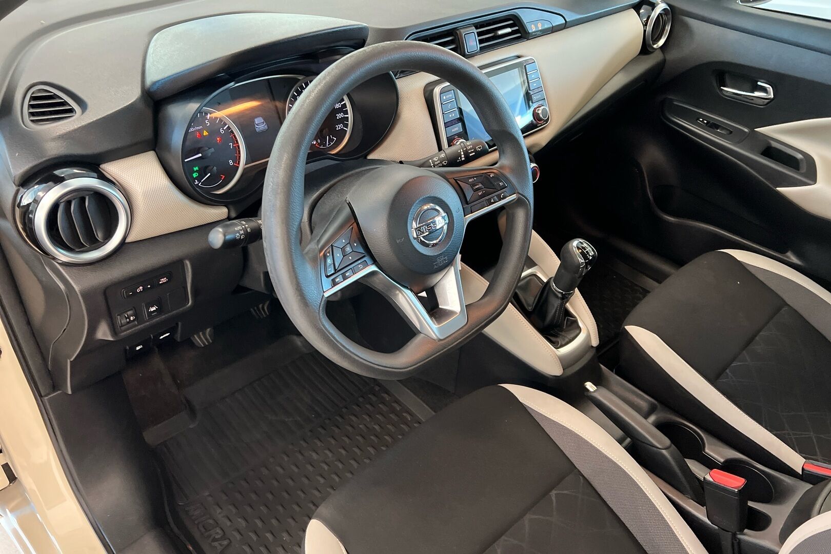 Nissan Micra iso kuva 7