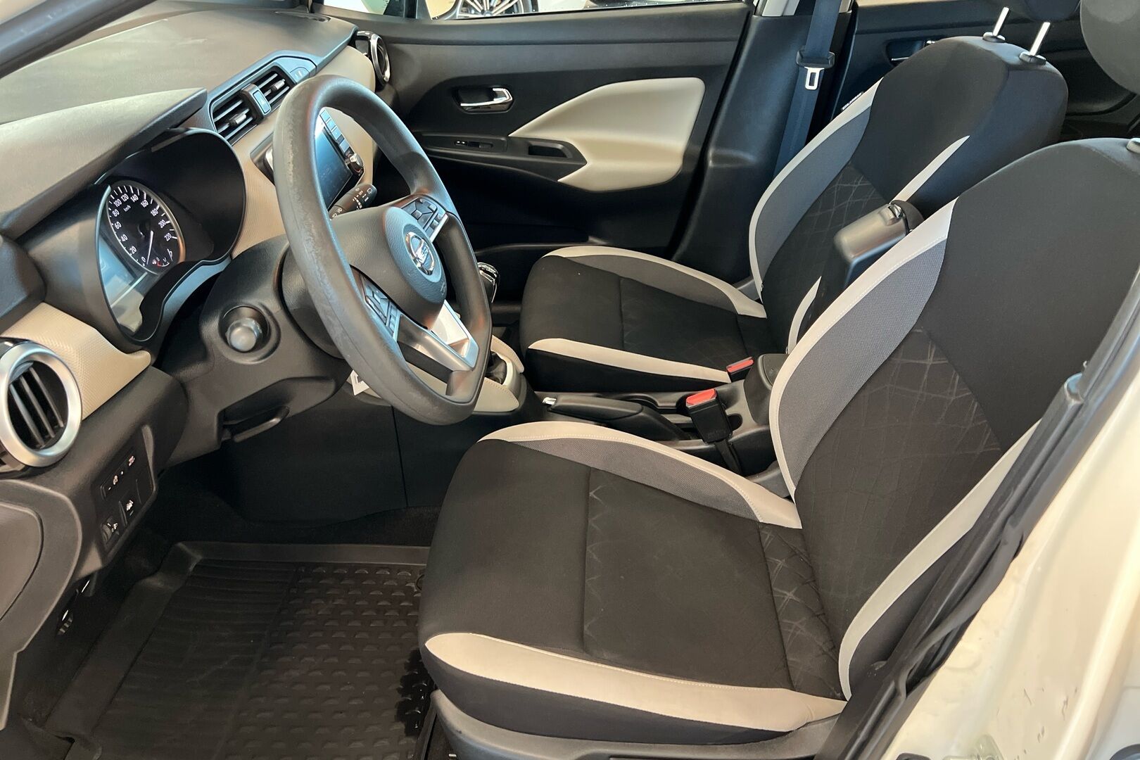 Nissan Micra iso kuva 8