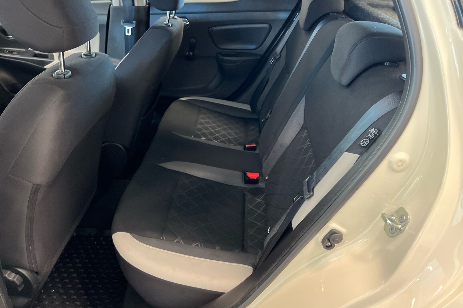 Nissan Micra iso kuva 9
