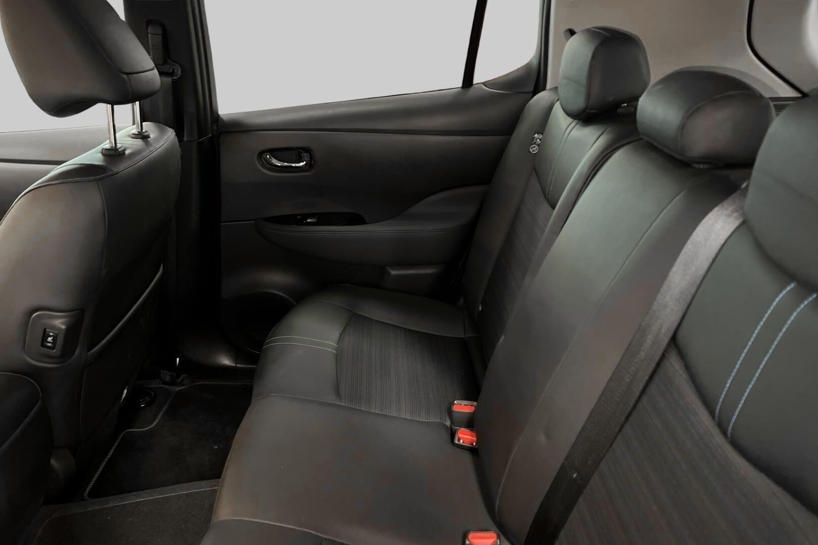 Nissan Leaf iso kuva 10