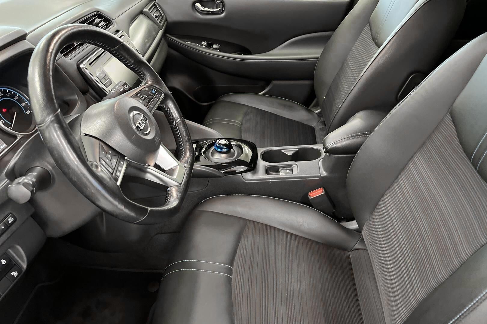 Nissan Leaf iso kuva 9