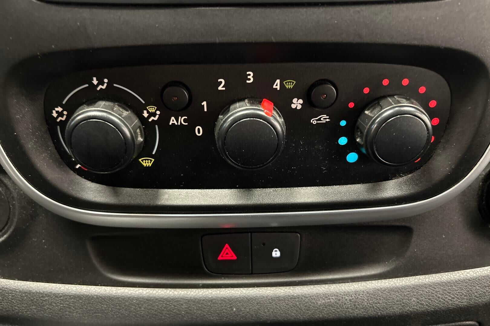 Nissan NV300 iso kuva 18