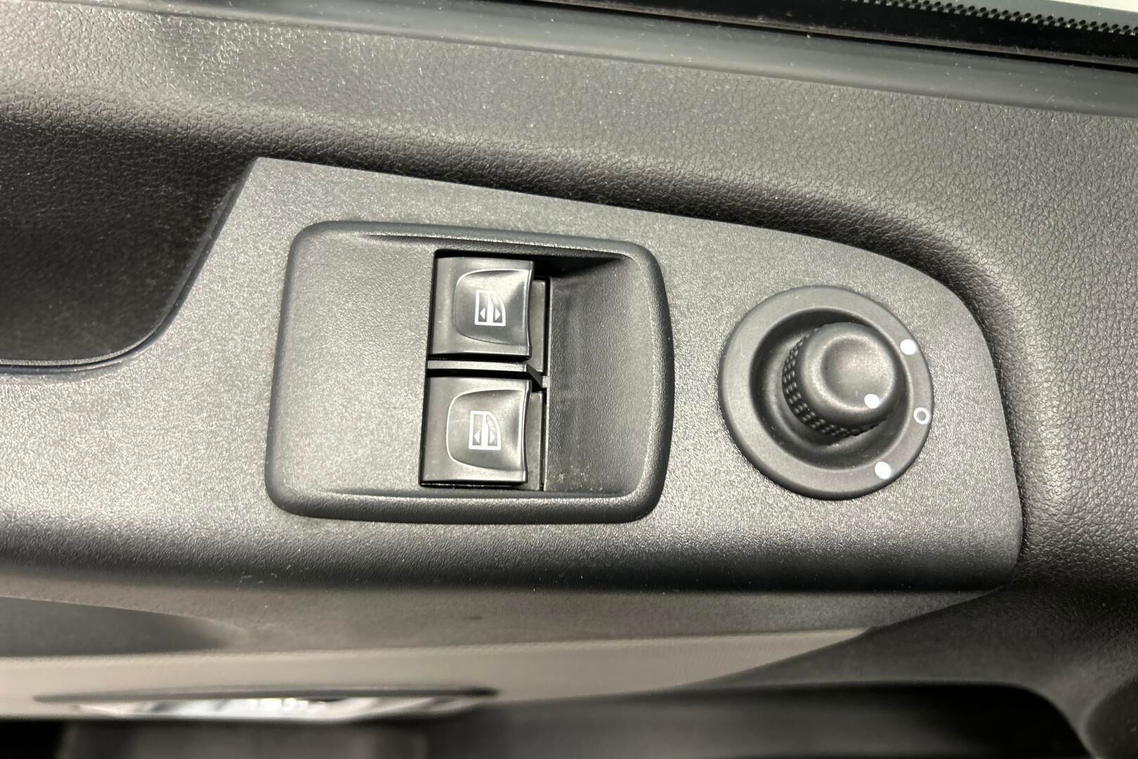 Nissan NV300 iso kuva 15