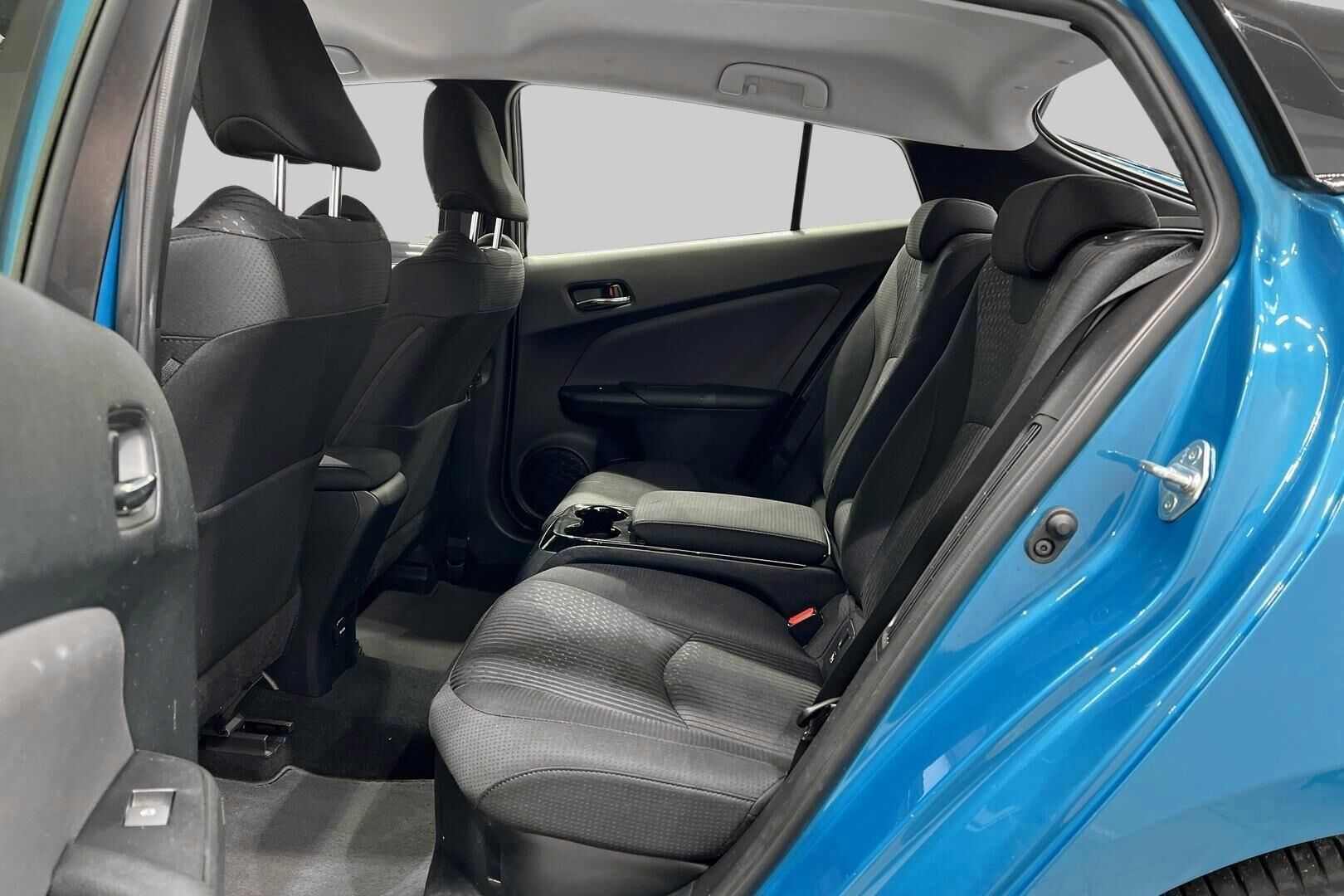 Toyota Prius Plug-in iso kuva 10