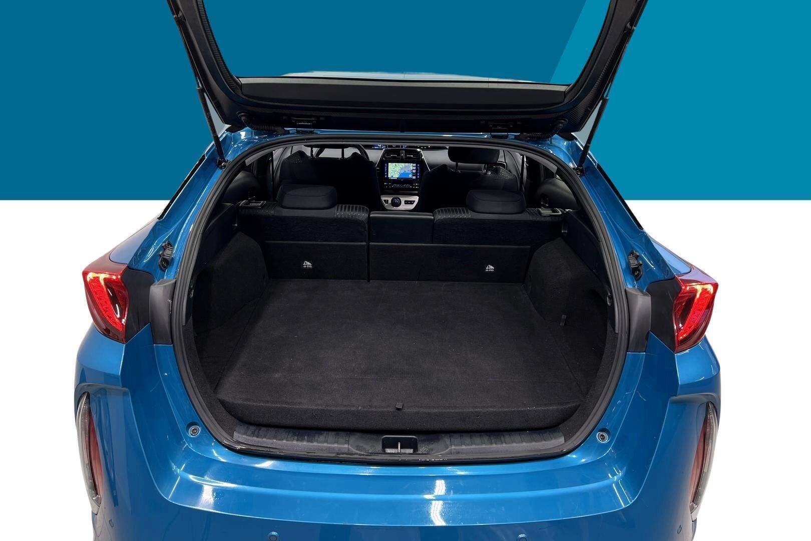 Toyota Prius Plug-in iso kuva 12