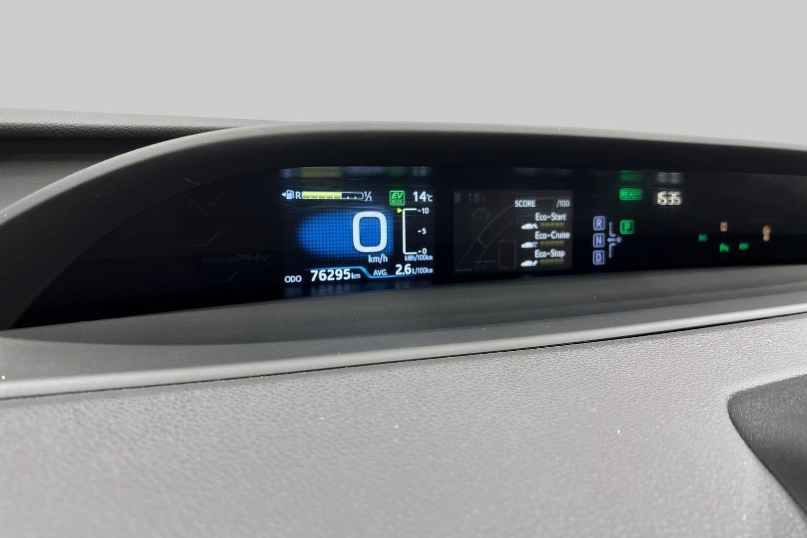 Toyota Prius Plug-in iso kuva 14