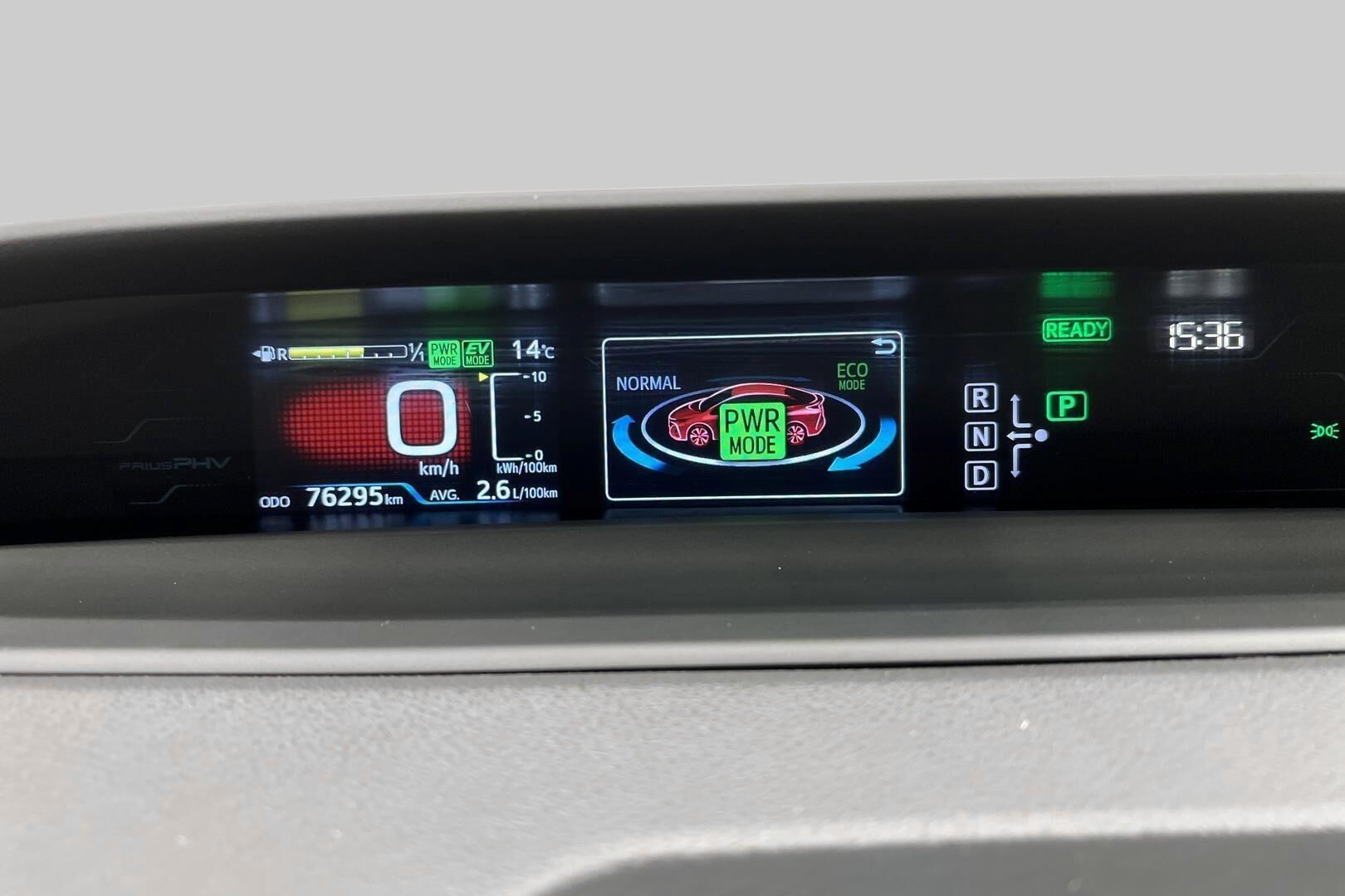 Toyota Prius Plug-in iso kuva 18