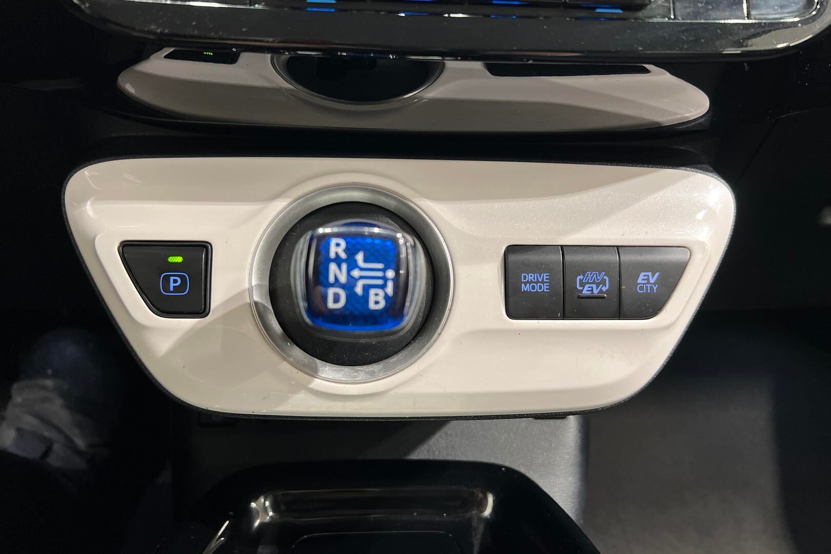 Toyota Prius Plug-in iso kuva 21